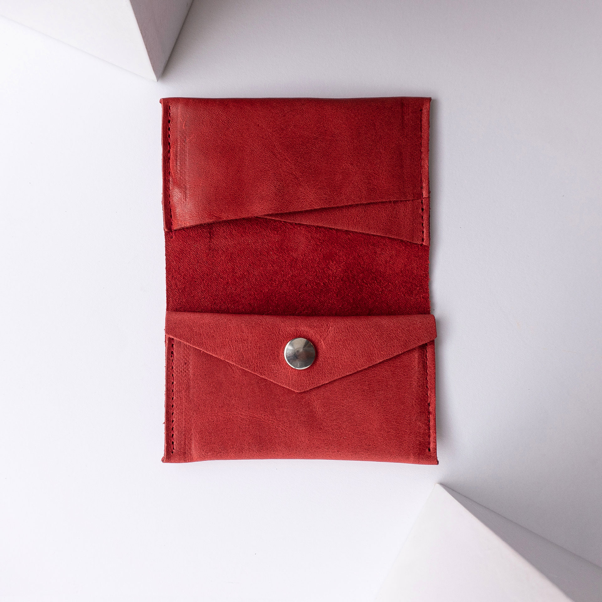 Portemonnaie OLI MIDI aus nachhaltigem Naturleder in Rot aufgeklappt mit Steckfach und Münzfach