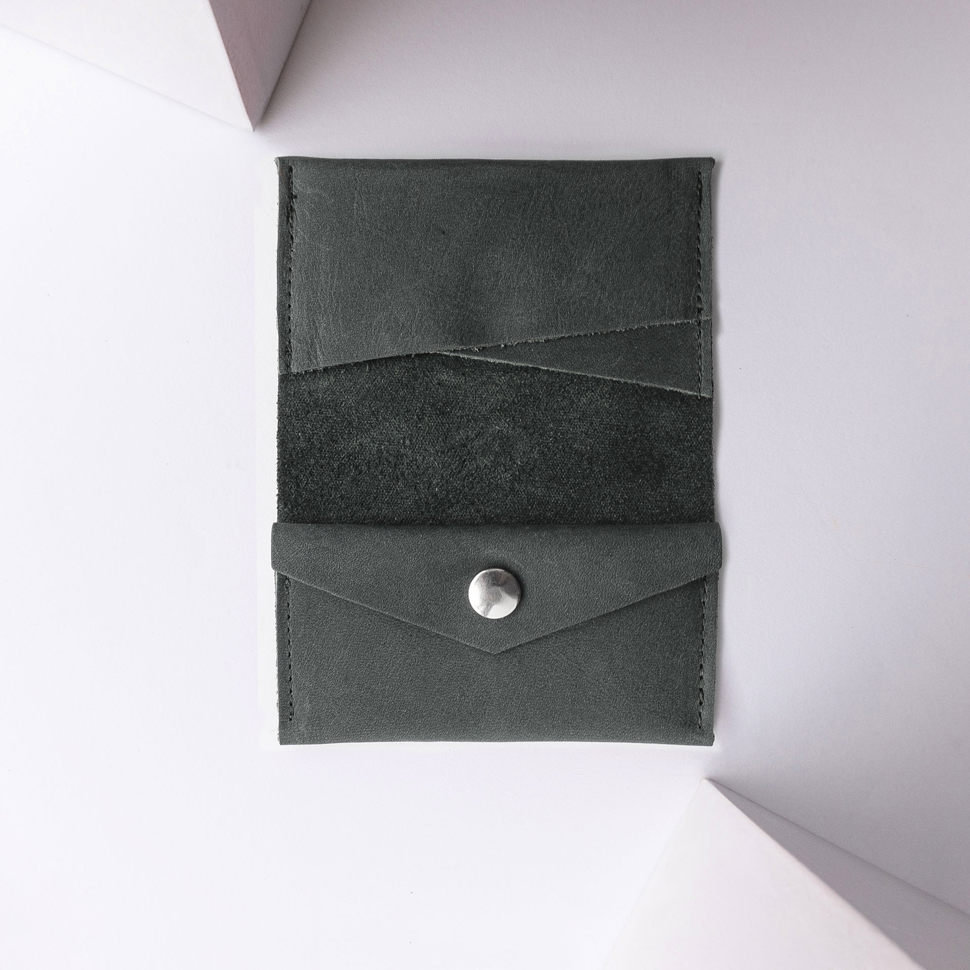 Portemonnaie OLI MIDI aus nachhaltigem Naturleder in Steingrau aufgeklappt mit Steckfach und Münzfach