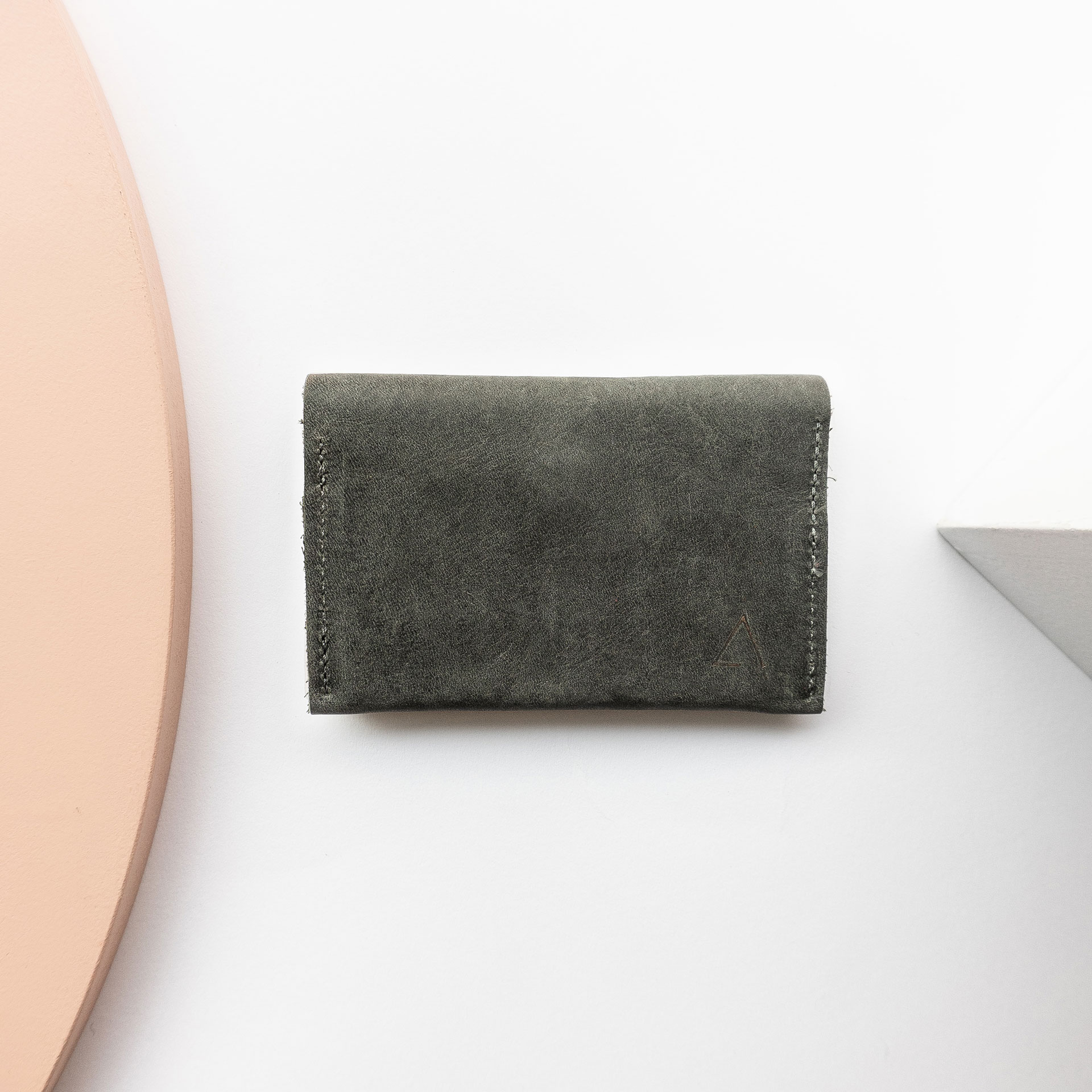 Portemonnaie OLI MIDI aus nachhaltigem Naturleder in Steingrau mit Logo-Prägung