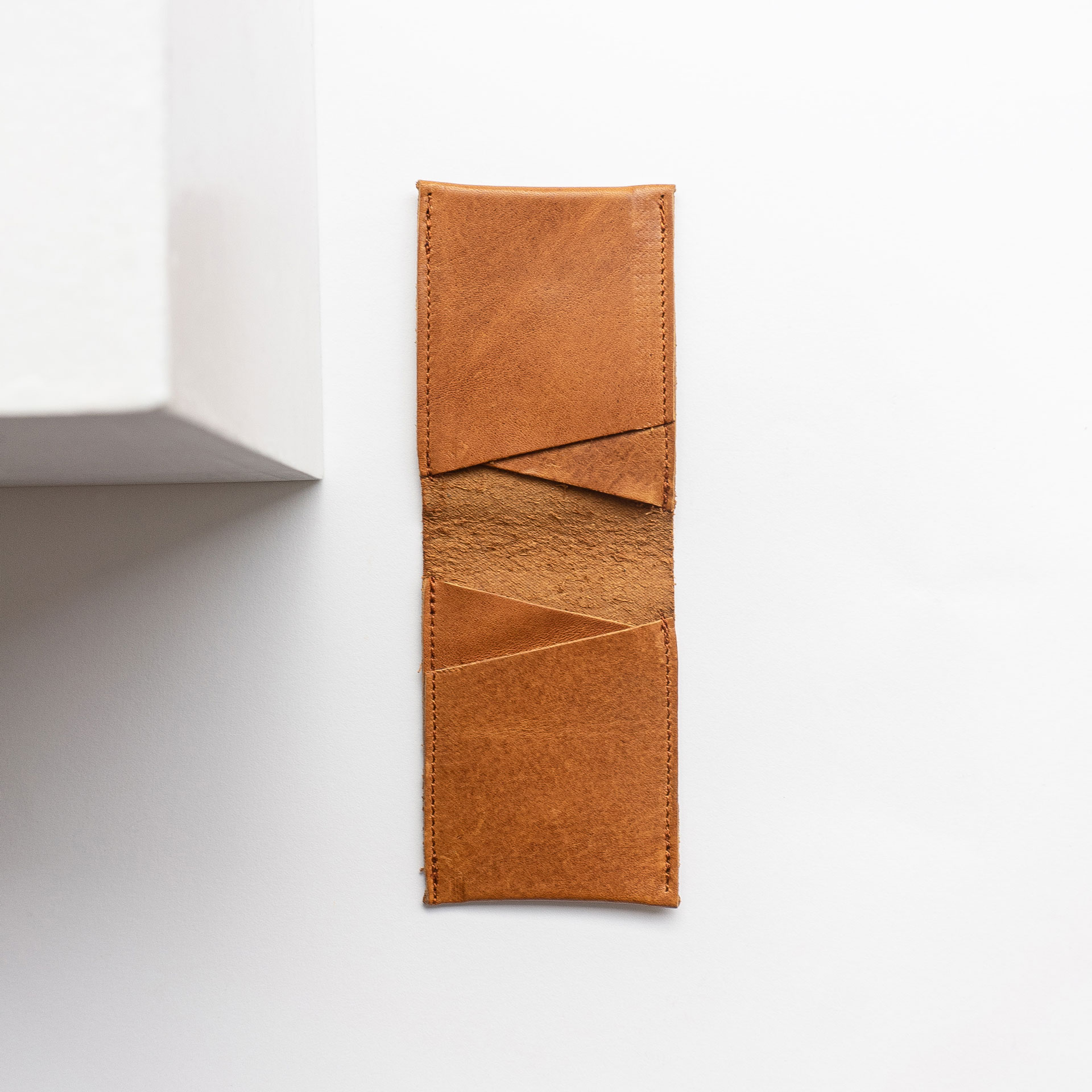 Portemonnaie OLI SMALL geöffnet in cognac geölt aus nachhaltigem Naturleder