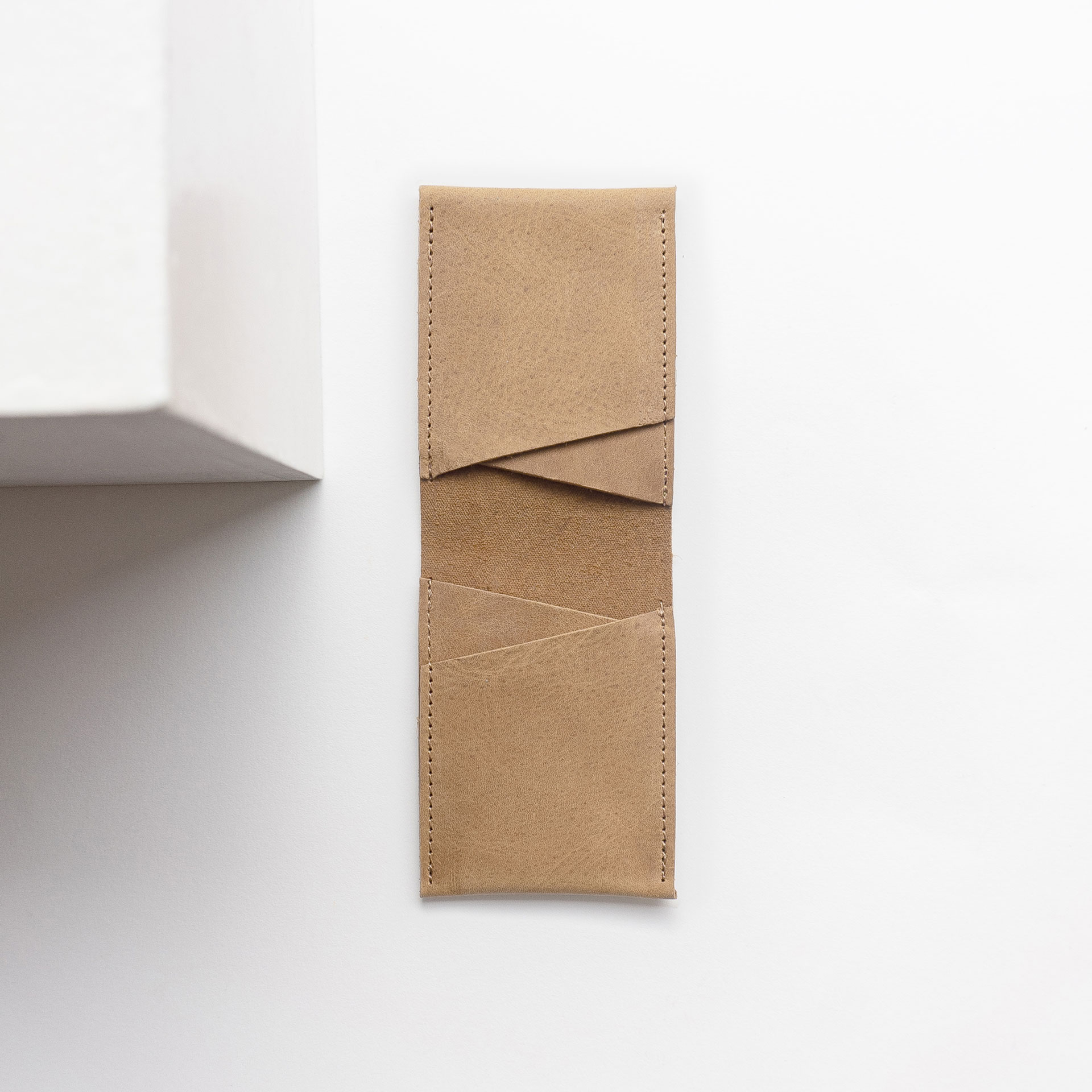 Portemonnaie OLI SMALL geöffnet in hellbraun aus nachhaltigem Naturleder