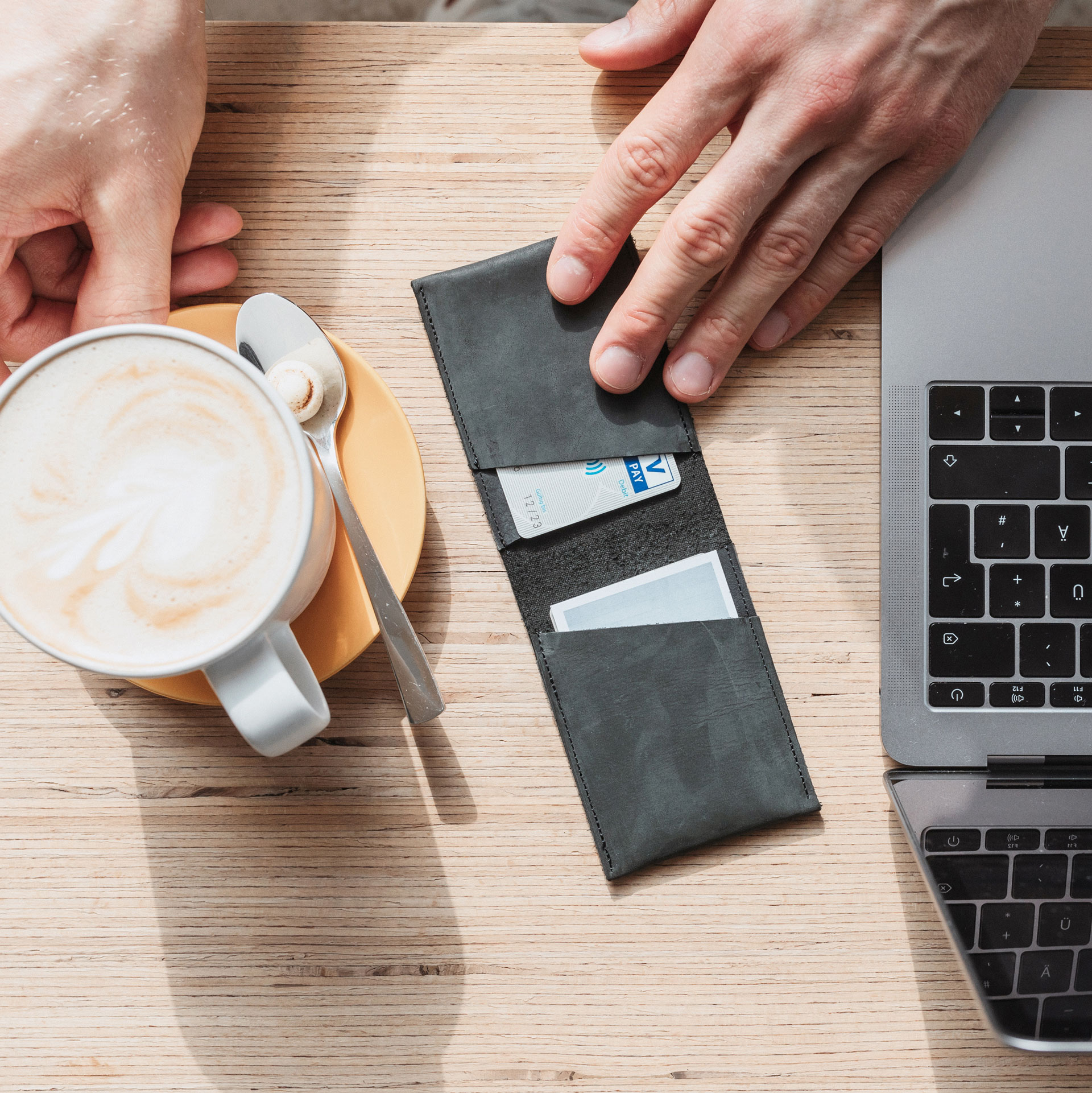 Portemonnaie Oli Small in Steingrau , gefüllt mit Visitenkarten und Kreditkarte