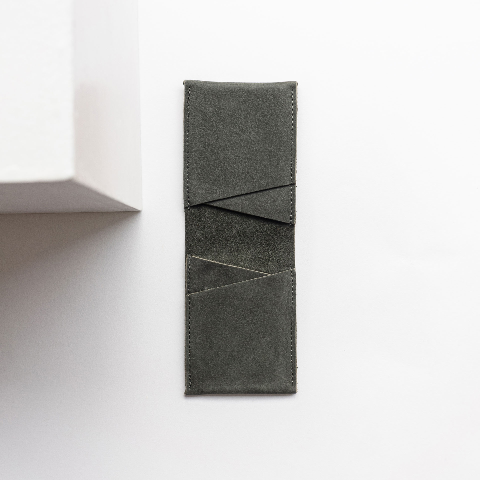Kleines Portemonnaie OLI SMALL in Steingrau Innenansicht mit Steckfächern