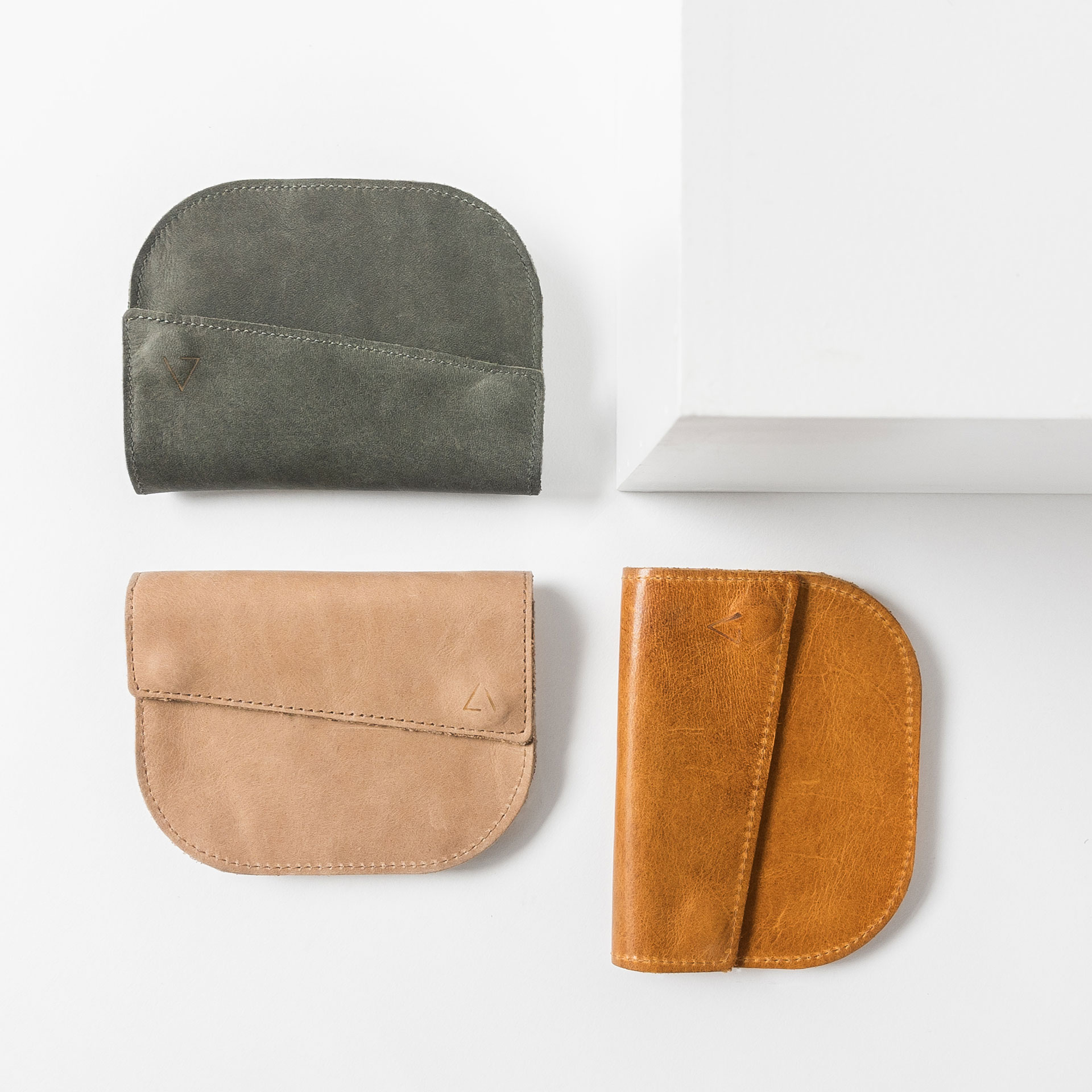 Portemonnaie UNA in Steingrau, Cognac geölt und Hellbraun aus nachhaltigem Naturleder
