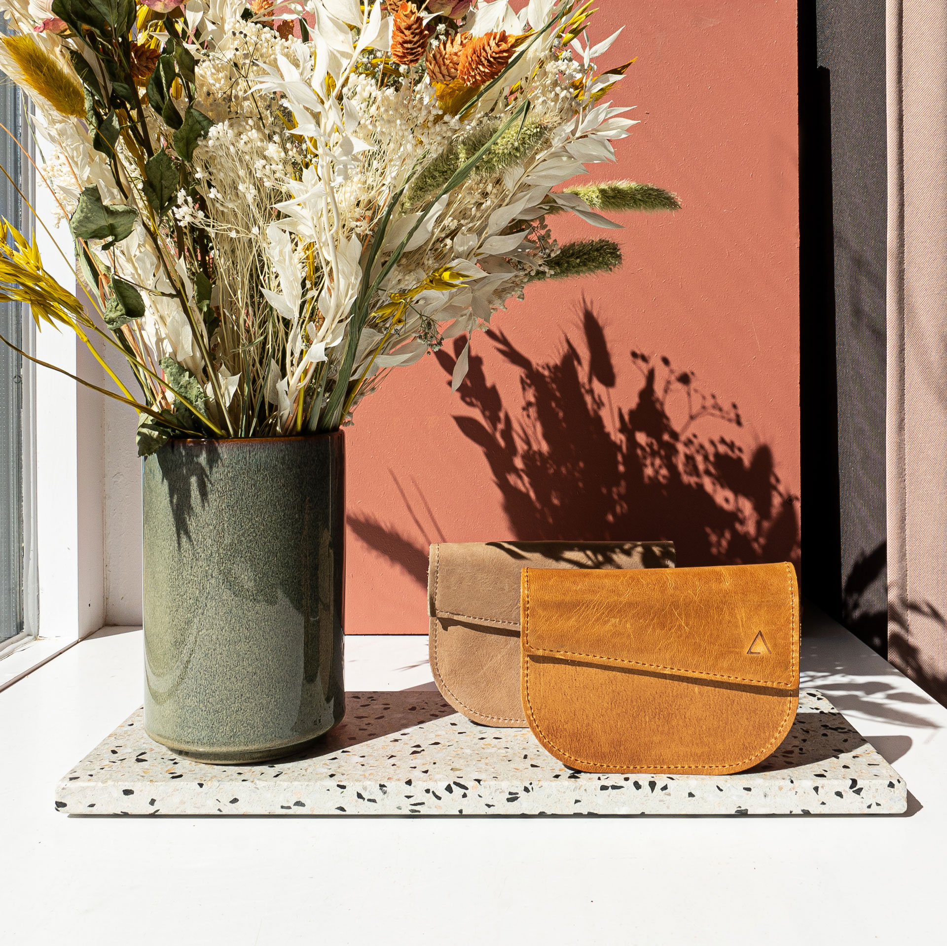 Portemonnaie UNA in cognac geölt und hellbraun mit Blumen im Schaufenster