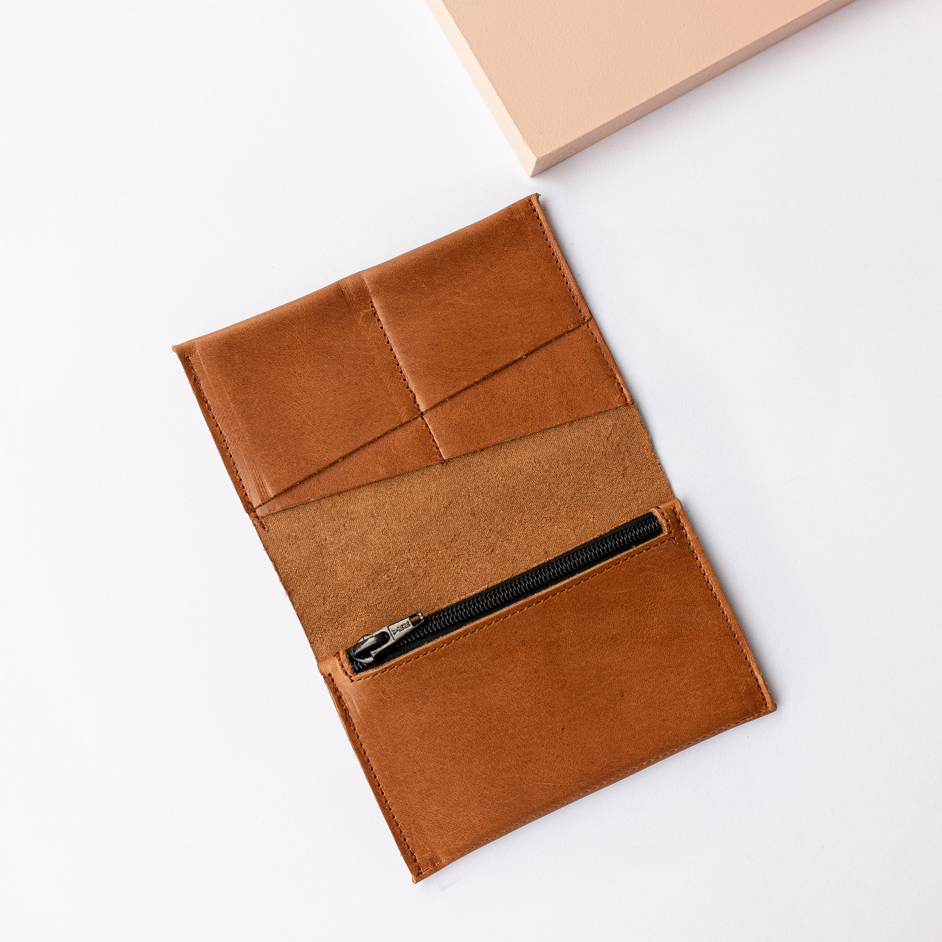 Brieftasche OLI LARGE von innen in Cognac geölt mit Kartensteckfächern und Münzfach