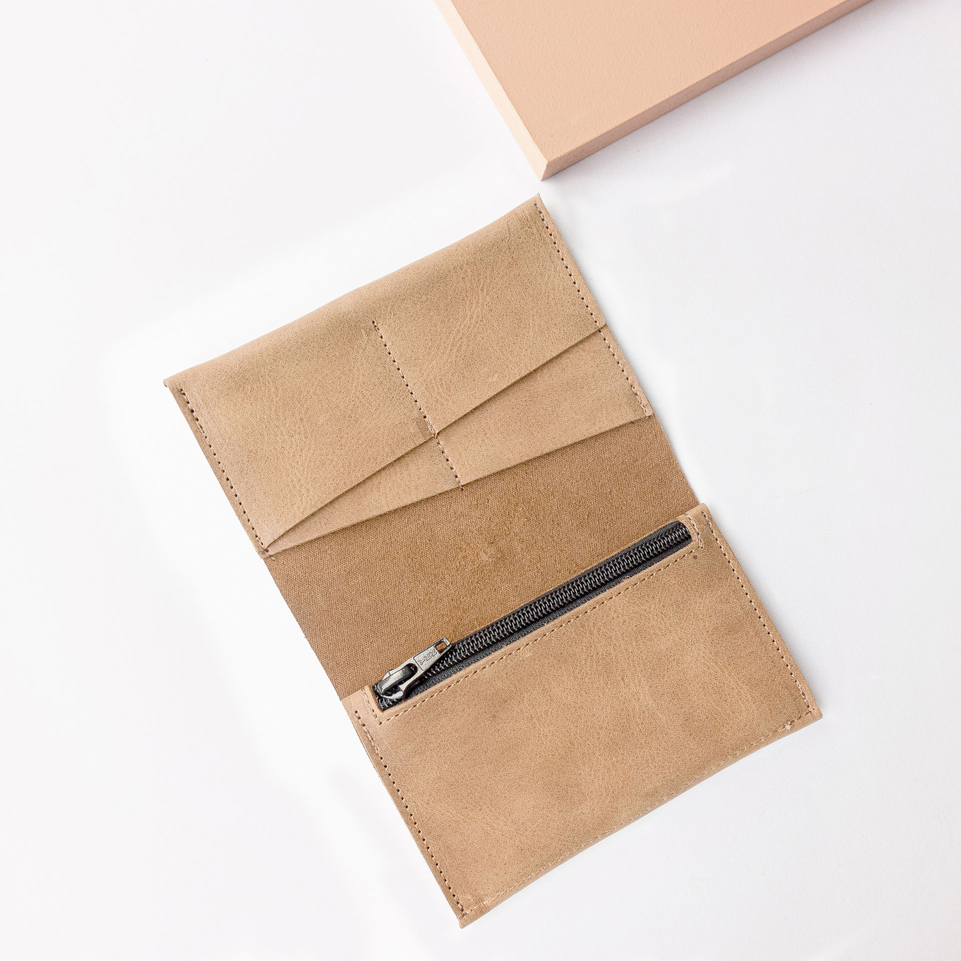 Portemonnaie OLI LARGE aus nachhaltigem Naturleder in Hellbraun aufgeklappt mit Steckfächern und Münzfach