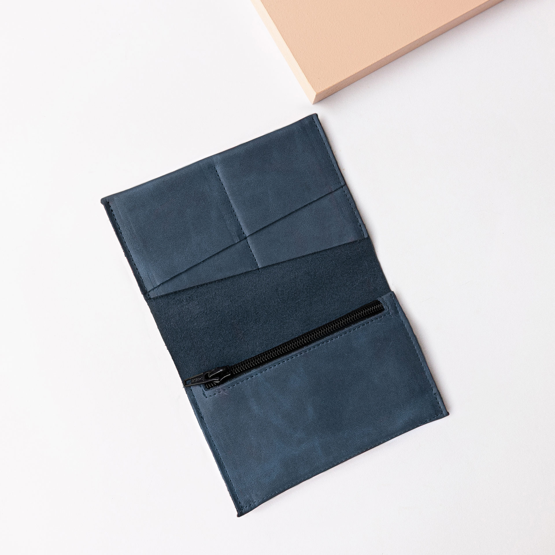 Portemonnaie OLI LARGE aus Naturleder in Dunkelblau aufgeklappt mit Steckfächern und Münzfach