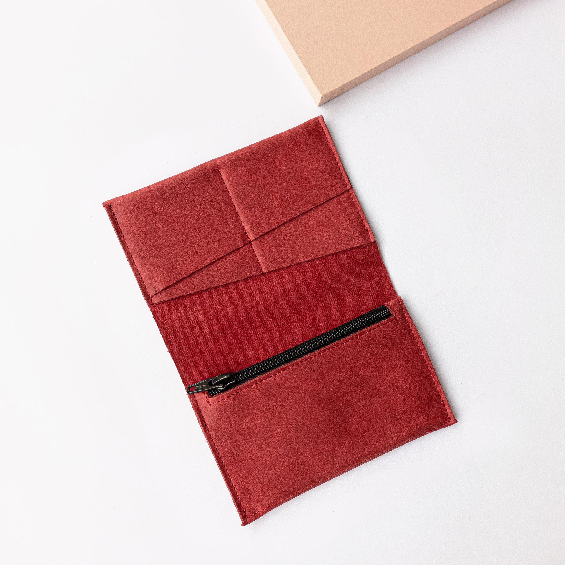 Portemonnaie OLI LARGE aus Naturleder in Rot aufgeklappt mit Steckfächern und Münzfach