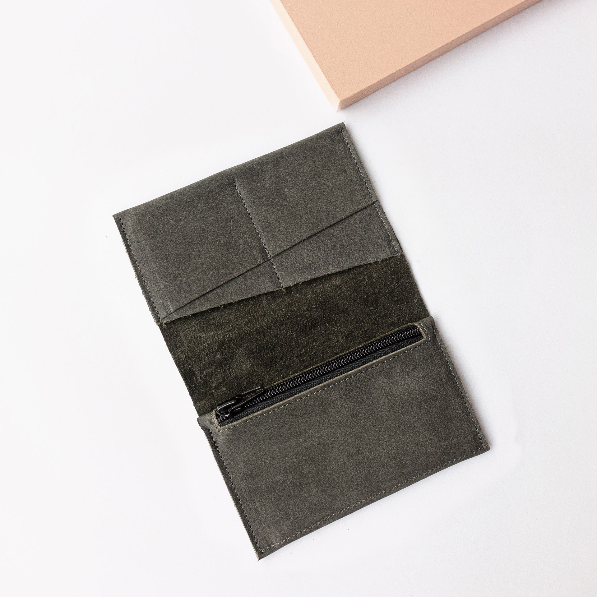 Portemonnaie OLI LARGE aus Naturleder in Steingrau aufgeklappt mit Steckfächern und Münzfach