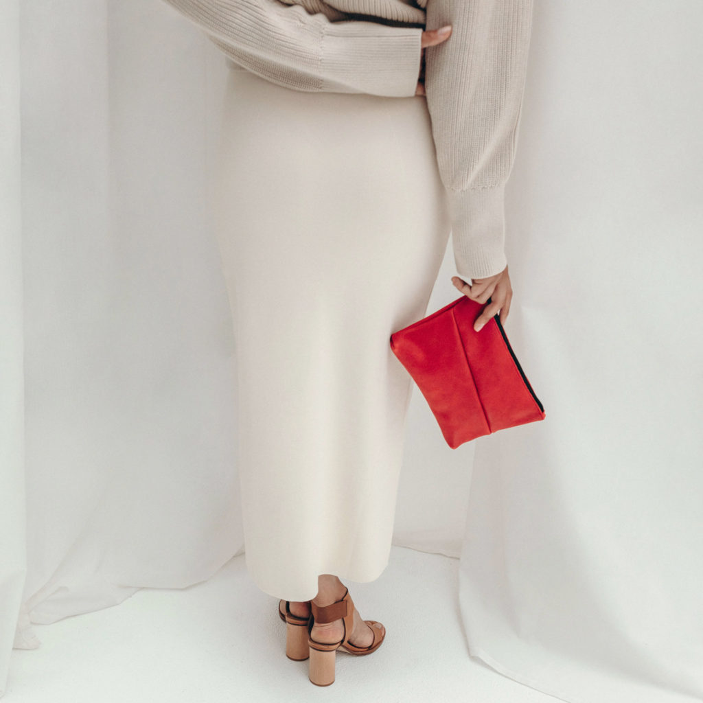 Model mit Pouch FRA aus nachhaltigem Naturleder in Rot von hinten