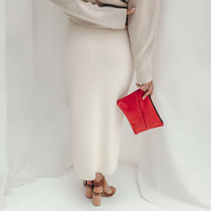 Model mit Pouch FRA aus nachhaltigem Naturleder in Rot von hinten