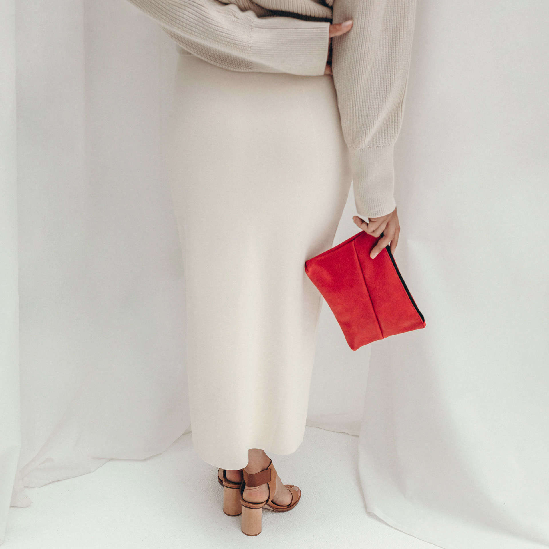 Model mit Pouch FRA aus nachhaltigem Naturleder in Rot von hinten