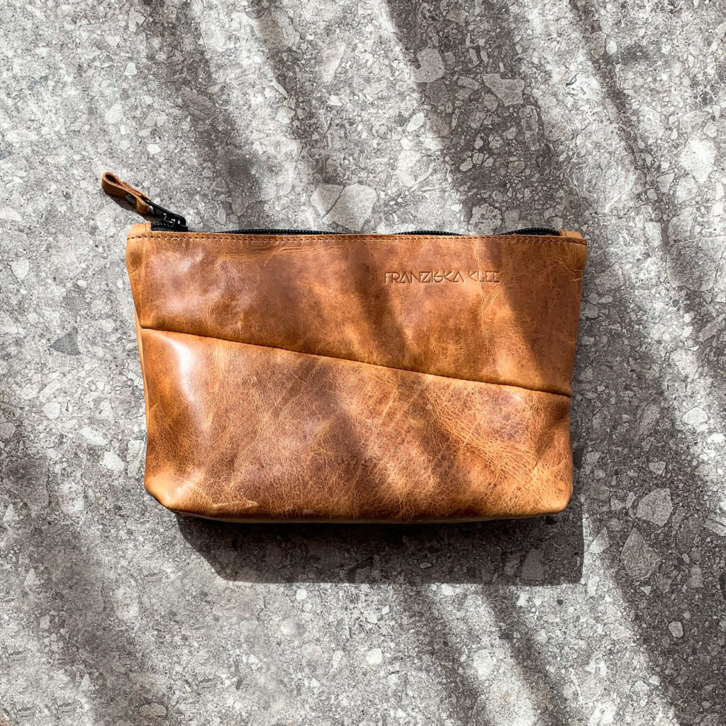 Kosmetiktasche Pouch FRA aus nachhaltigem Naturleder in Cognac geölt mit Logoprägung von vorn