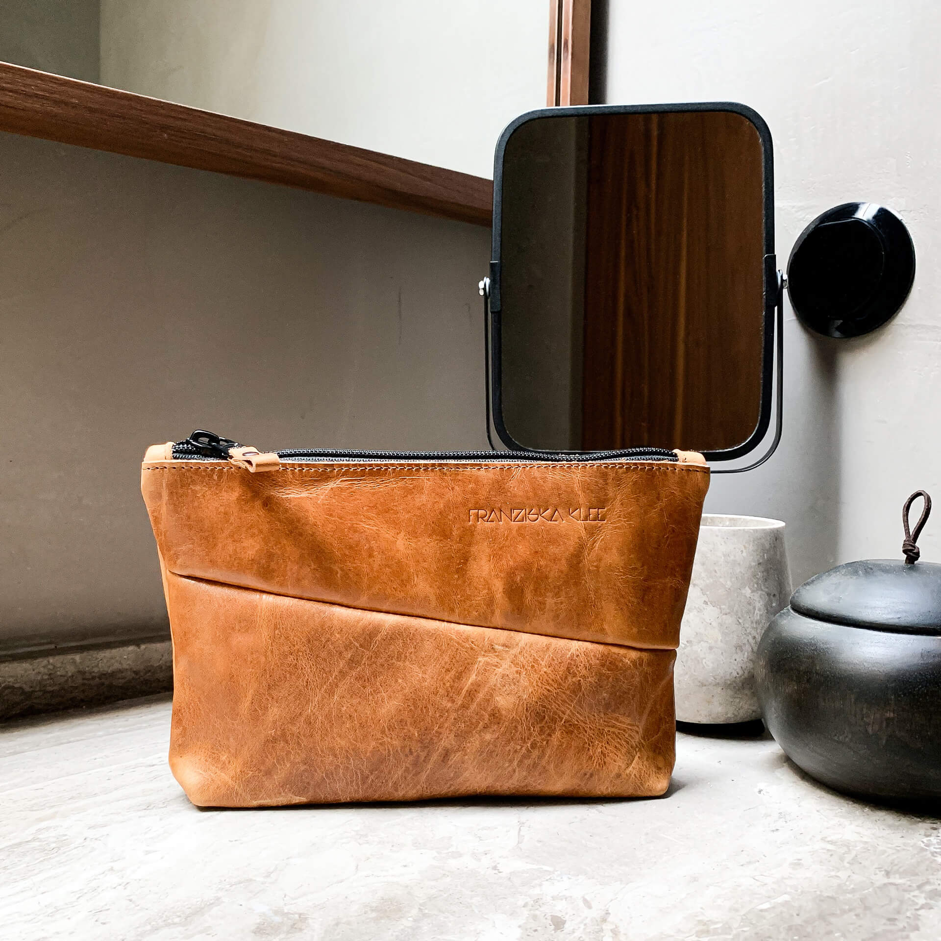 Kosmetiktasche Pouch FRA aus nachhaltigem Naturleder in Cognac geölt mit Logoprägung von vorn