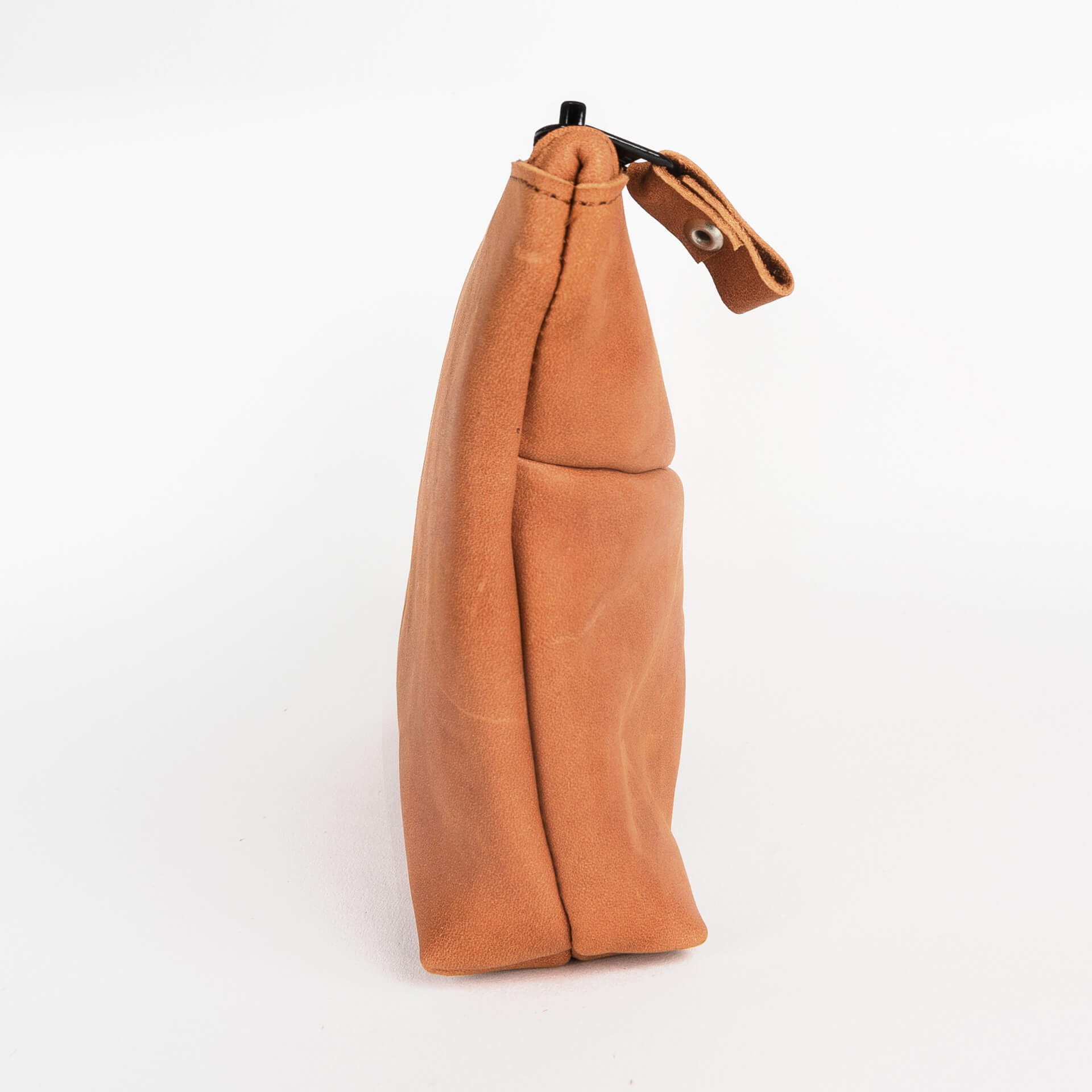 Kosmetiktasche Pouch FRA aus nachhaltigem Naturleder in Cognac geölt Seitenansicht