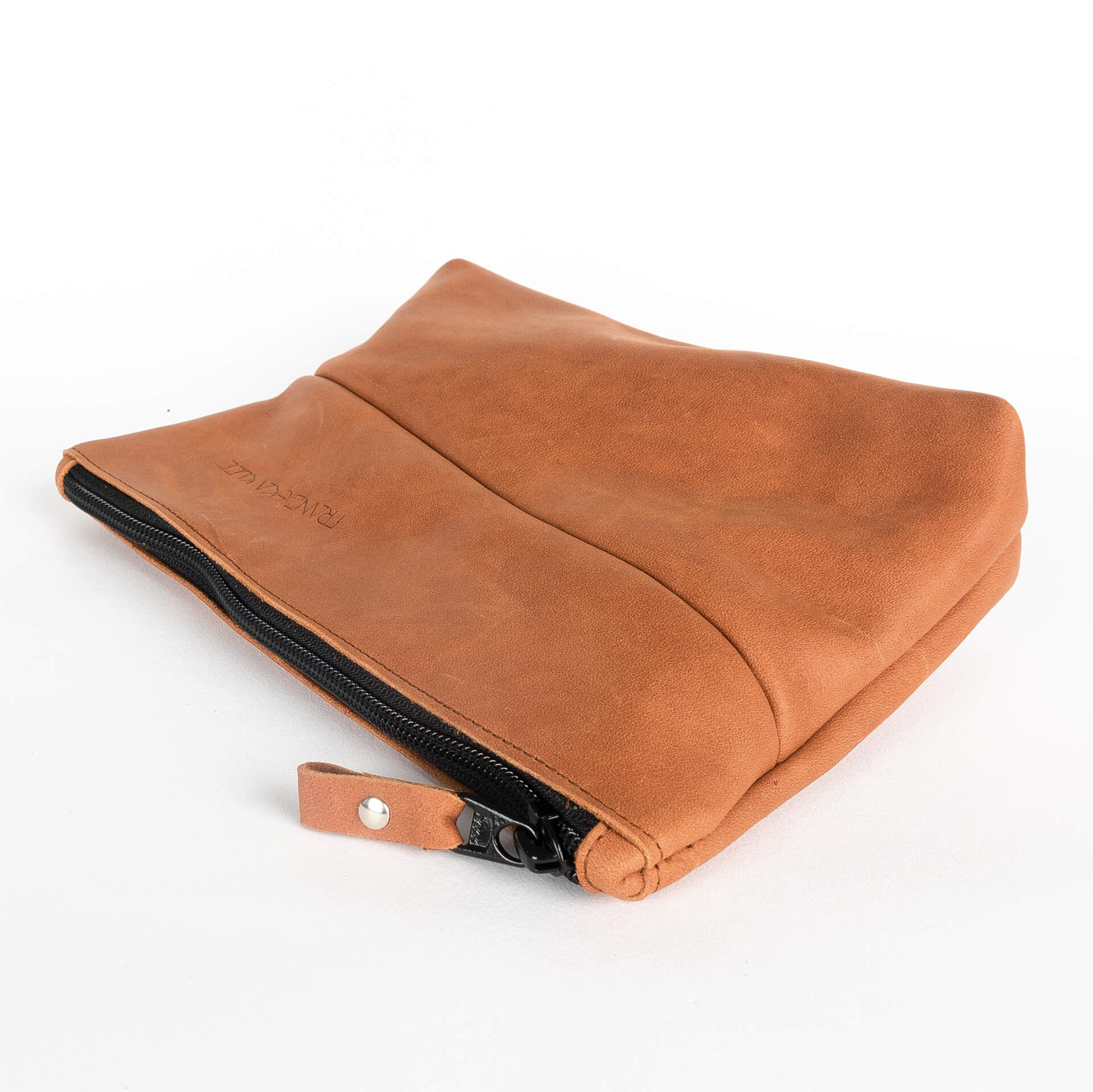 Kosmetiktasche Pouch FRA aus nachhaltigem Naturleder in Cognac geölt Detailansicht Reißverschluss