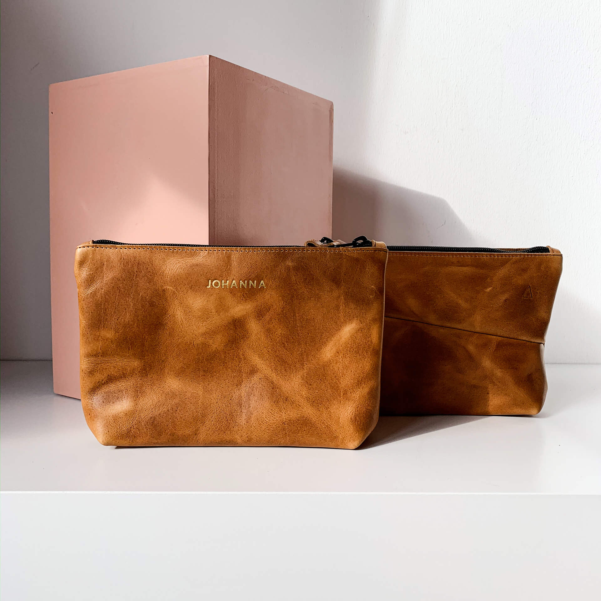 Kosmetiktasche Pouch FRA aus nachhaltigem Naturleder in Cognac geölt Vorderseite mit Logoprägung und Rückseite mit individueller Prägung in Gold