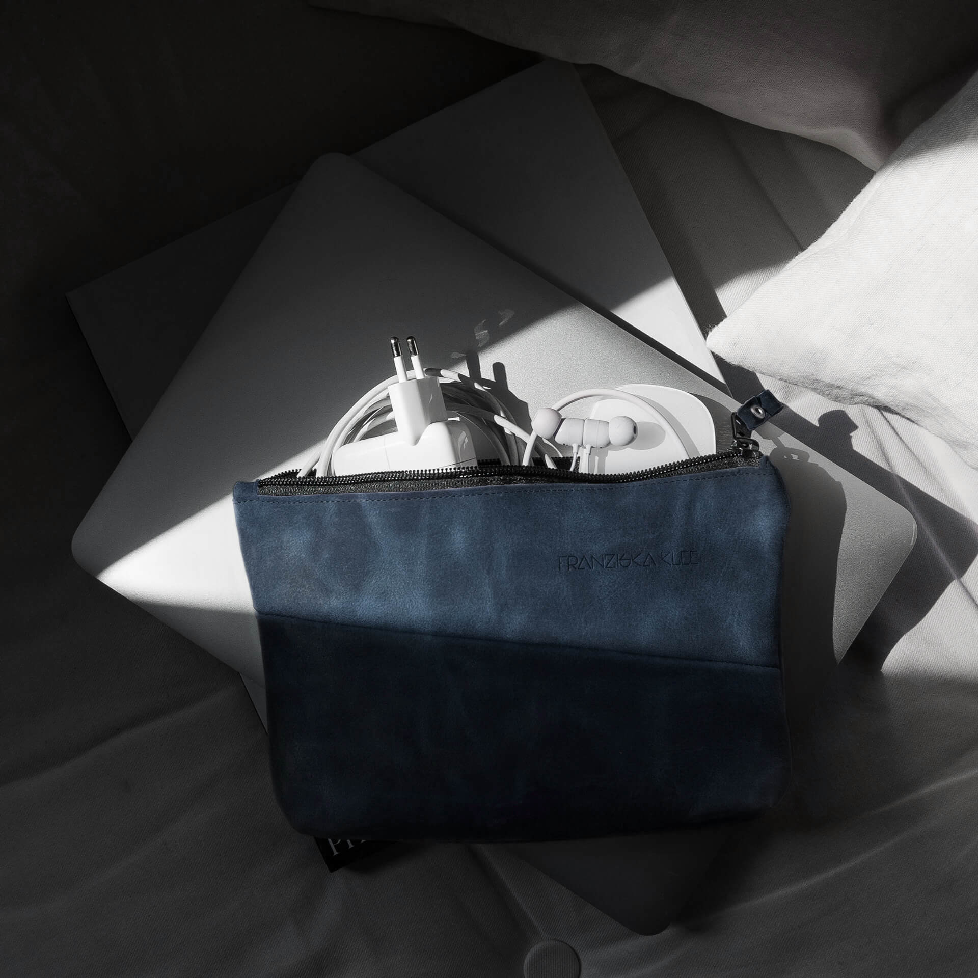 Utensilientasche Pouch FRA aus nachhaltigem Naturleder in Dunkelblau für Technikzubehör