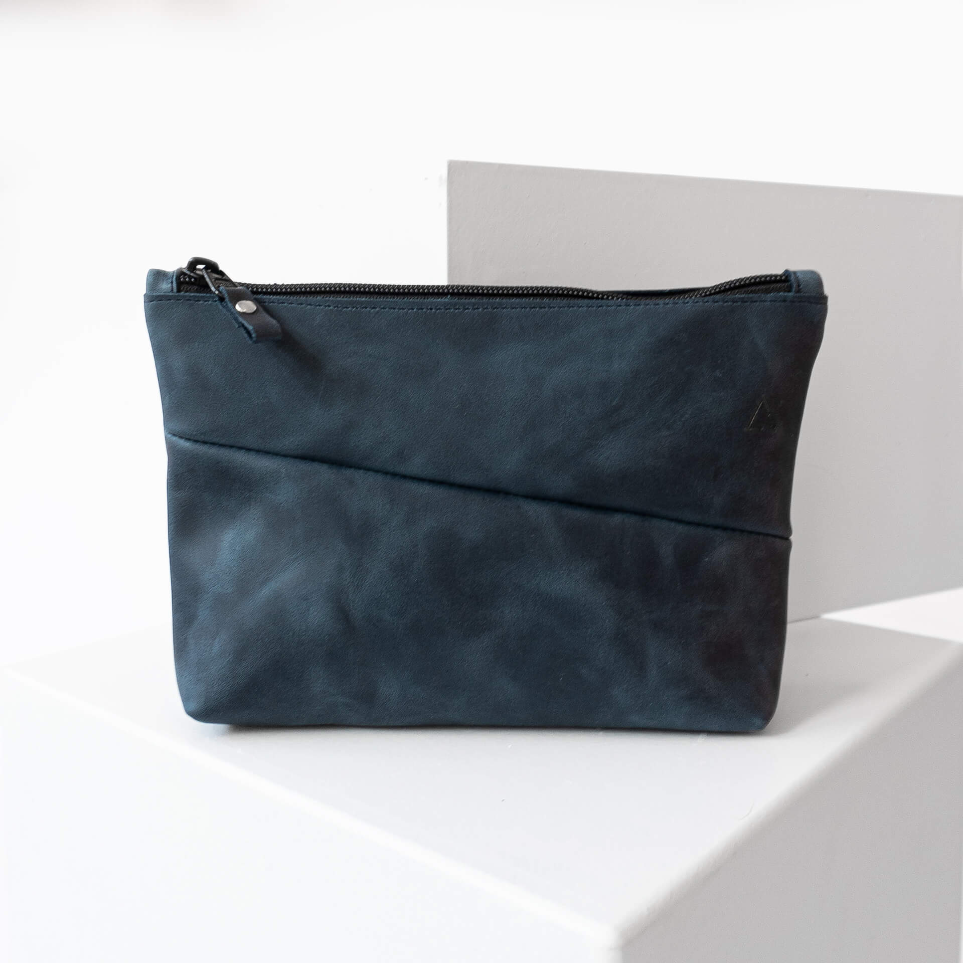 Utensilientasche Pouch FRA aus nachhaltigem Naturleder in Dunkelblau von vorn mit Logoprägung