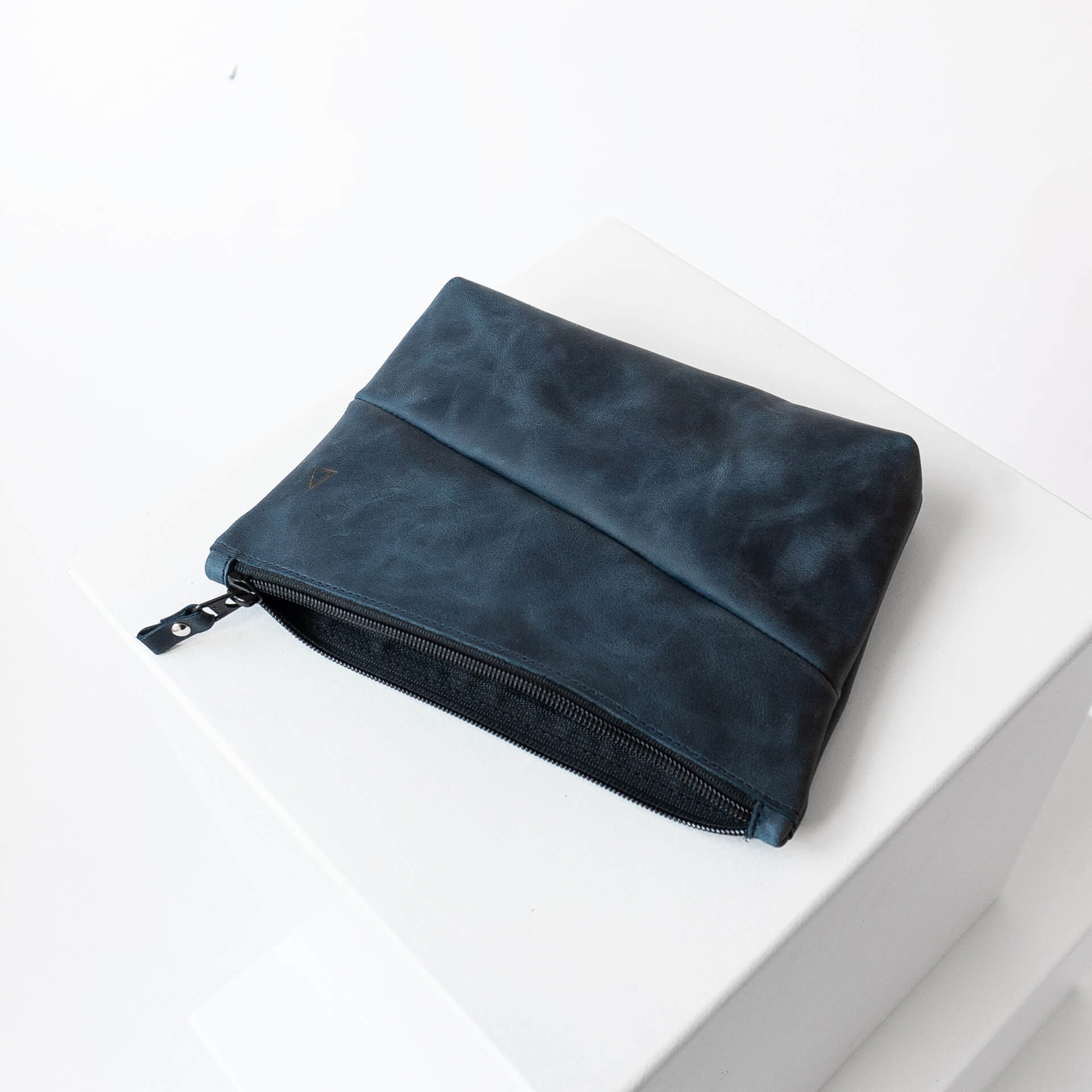 Kosmetiktasche Pouch FRA aus nachhaltigem Naturleder in Dunkelblau von vorn mit geöffnetem Reißverschluss