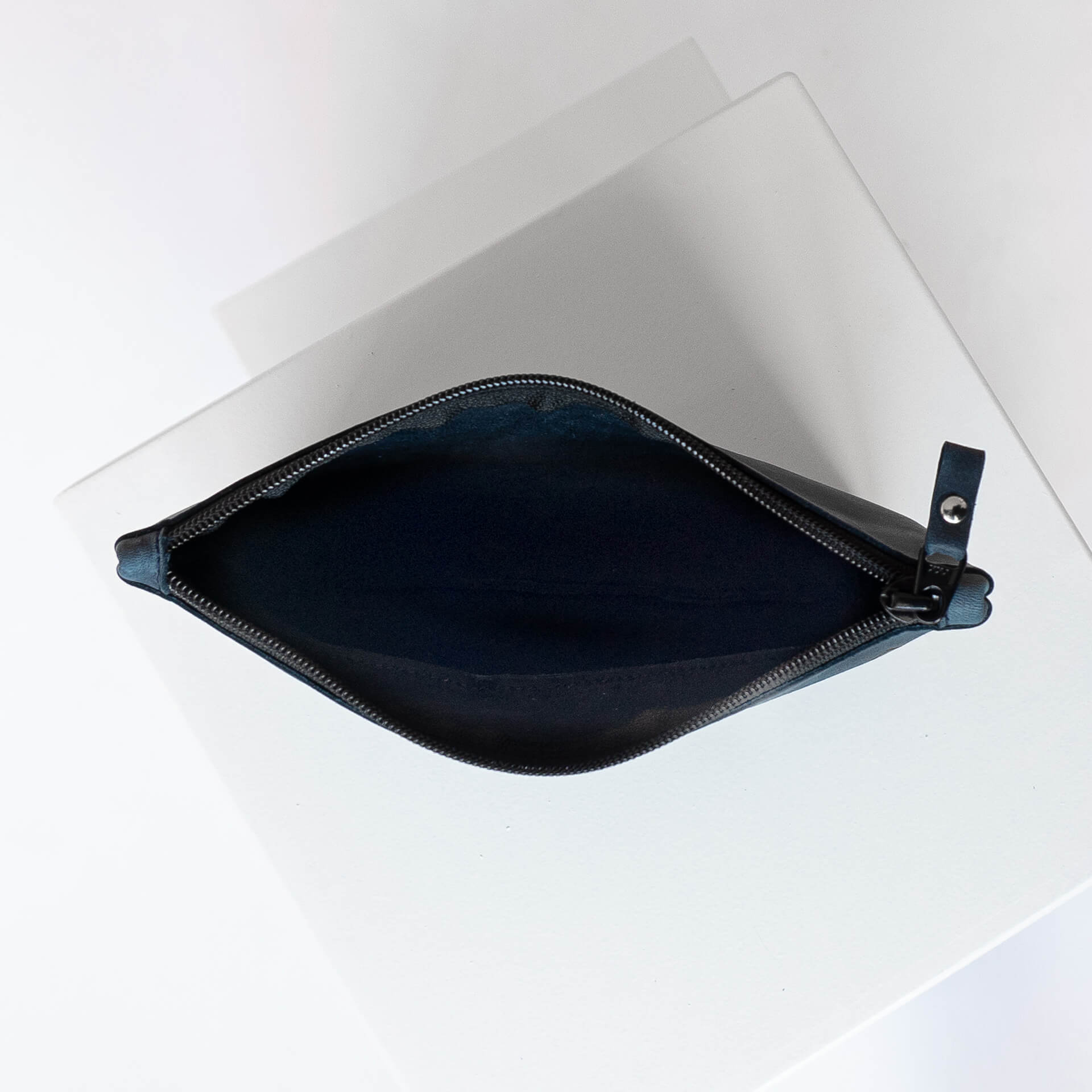 Kosmetiktasche Pouch FRA aus nachhaltigem Naturleder in Dunkelblau Innenansicht