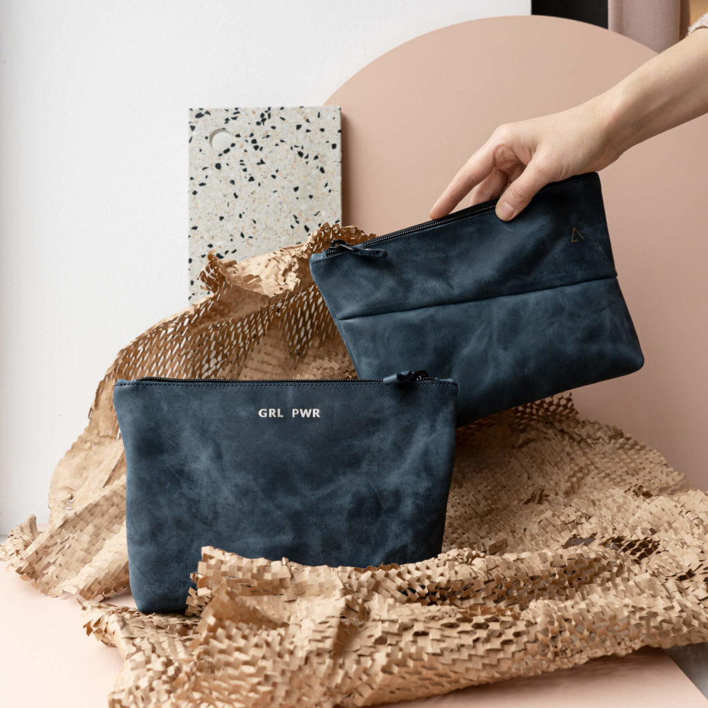 Kosmetiktasche Pouch FRA aus nachhaltigem Naturleder in Dunkelblau Vorderseite mit Logoprägung und Rückseite mit individueller Prägung