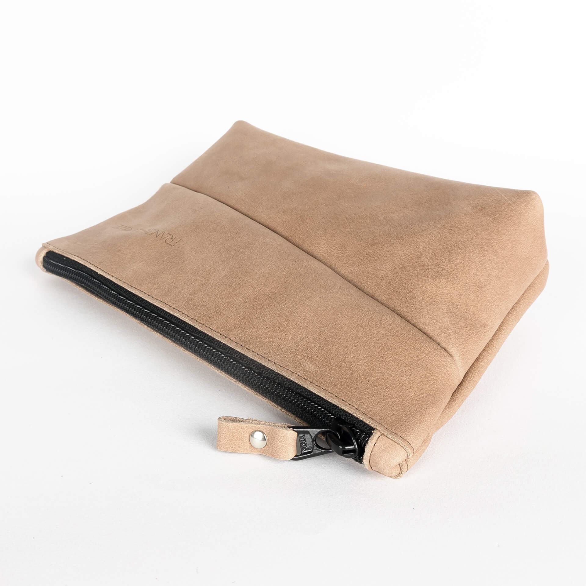 Kosmetiktasche Pouch FRA aus nachhaltigem Naturleder in Hellbraun Detailansicht Reißverschluss