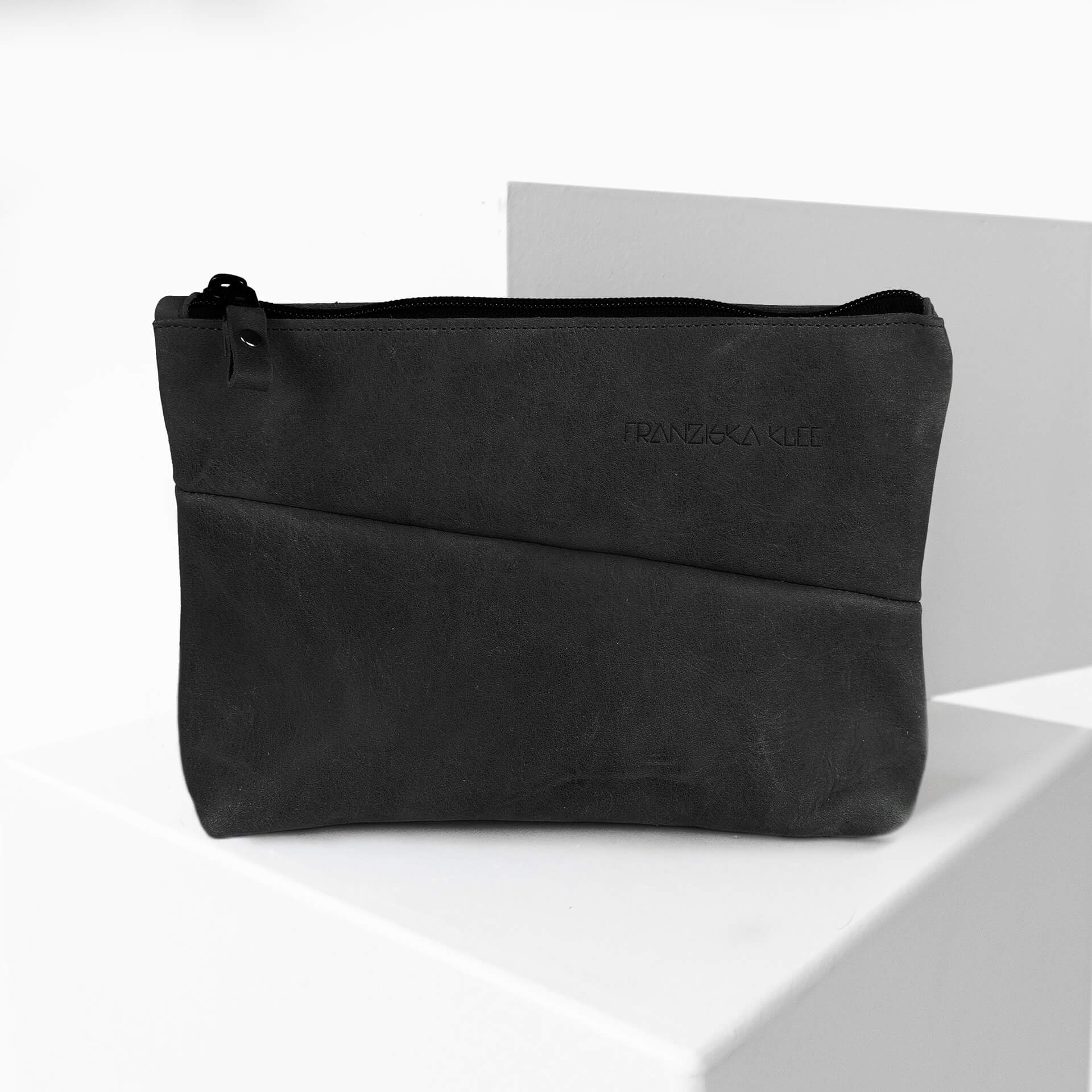 Kosmetiktasche Pouch FRA aus nachhaltigem Naturleder in Kohle mit Logoprägung von vorn