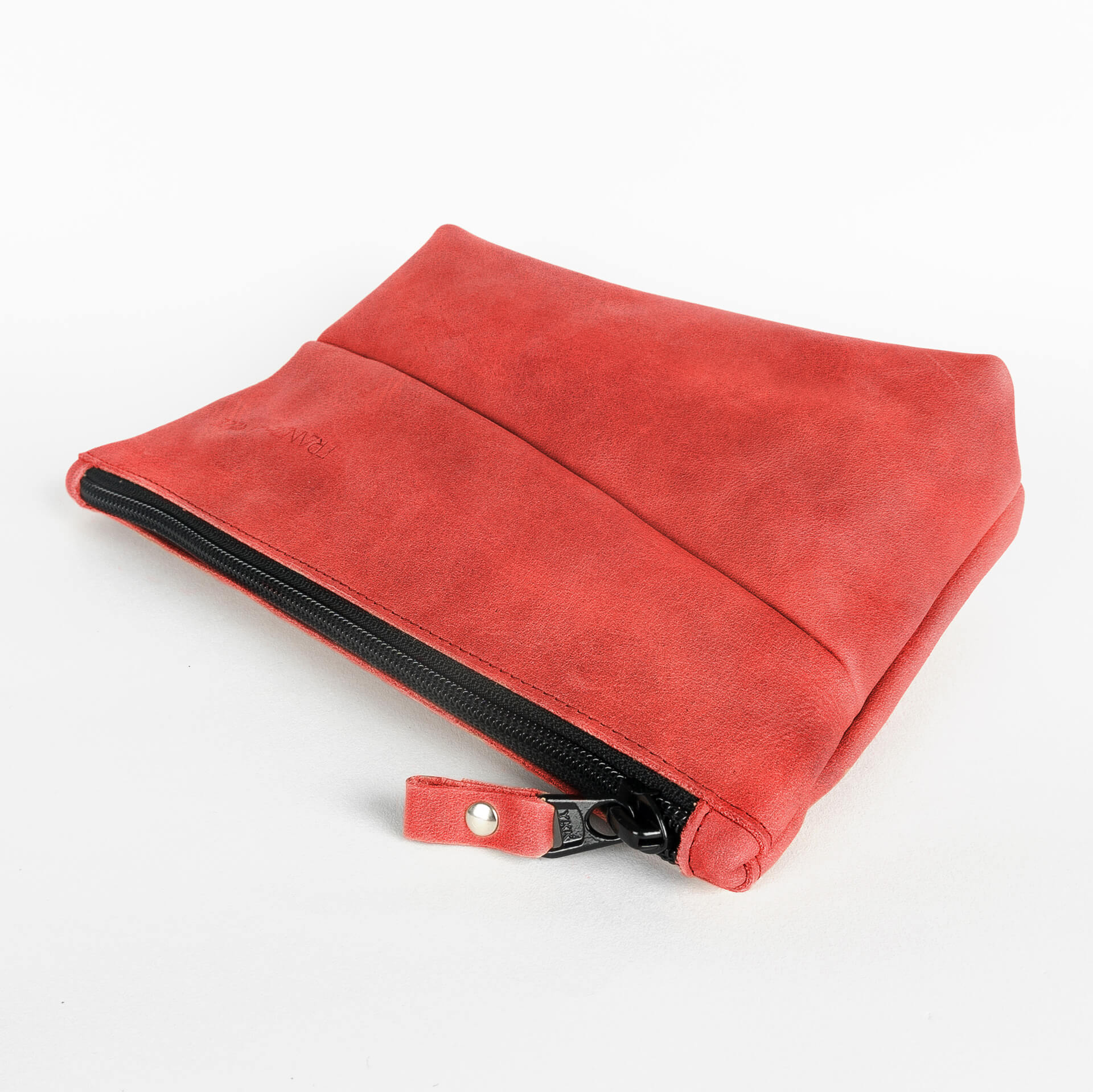 Utensilientasche Pouch FRA aus nachhaltigem Naturleder in Rot Detailansicht des Reißverschlusses