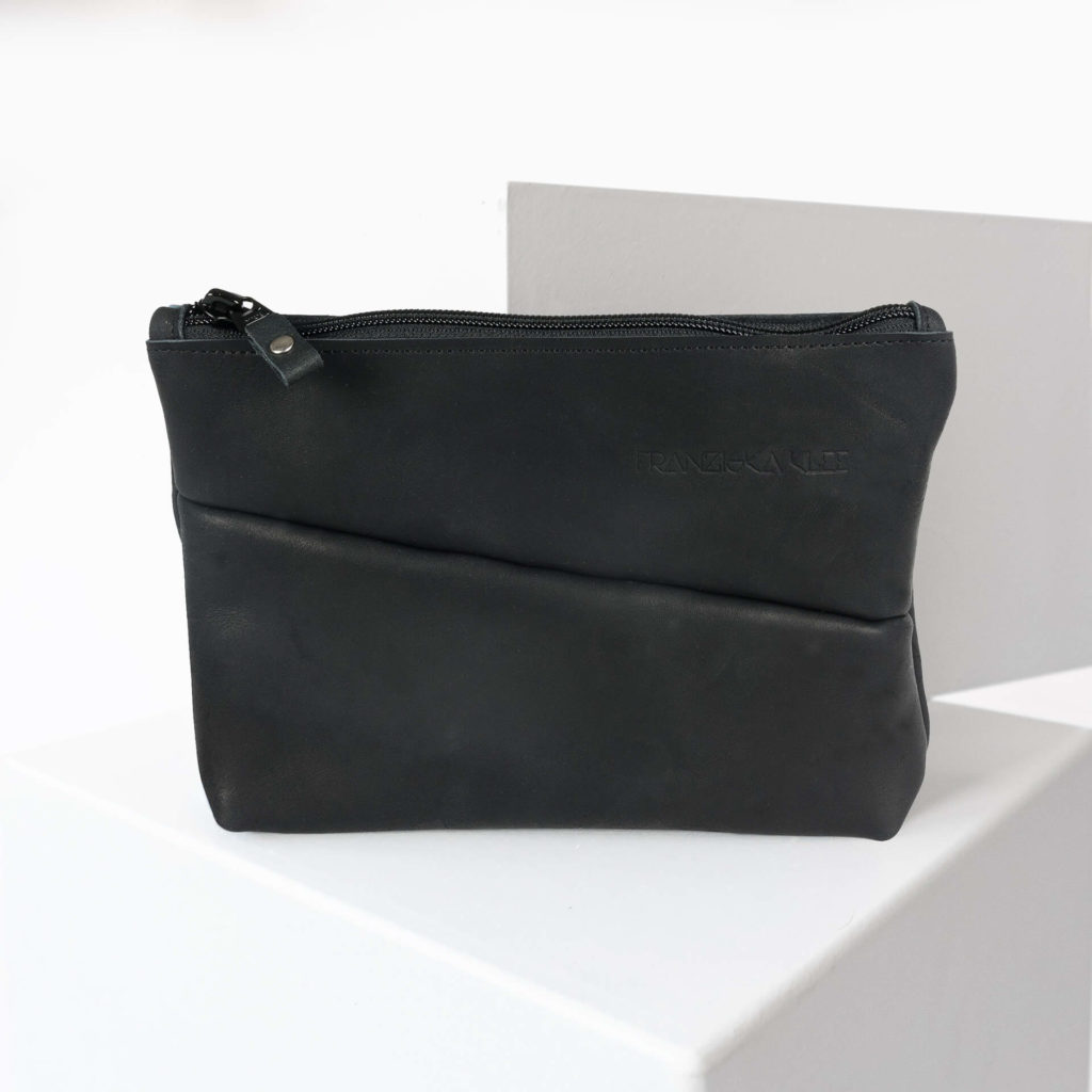 Kosmetiktasche Pouch FRA aus nachhaltigem Naturleder in Schwarz geölt von vorn