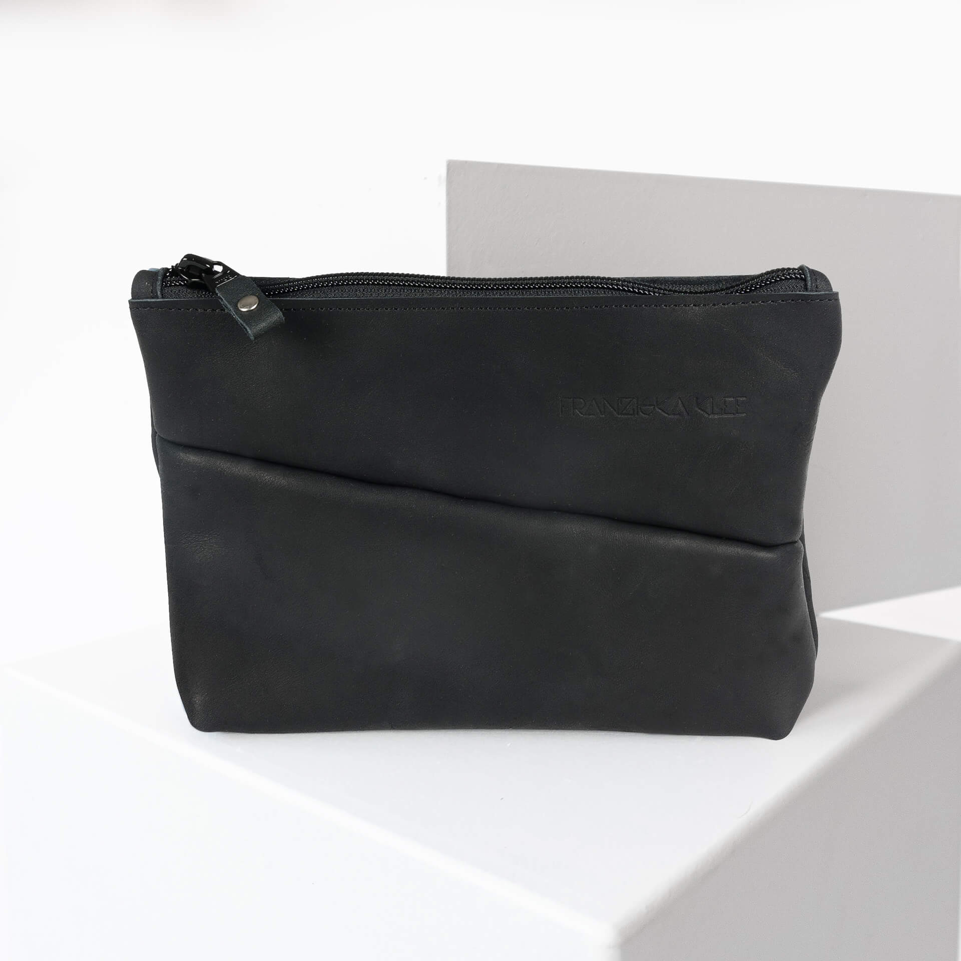Kosmetiktasche Pouch FRA aus nachhaltigem Naturleder in Schwarz geölt von vorn