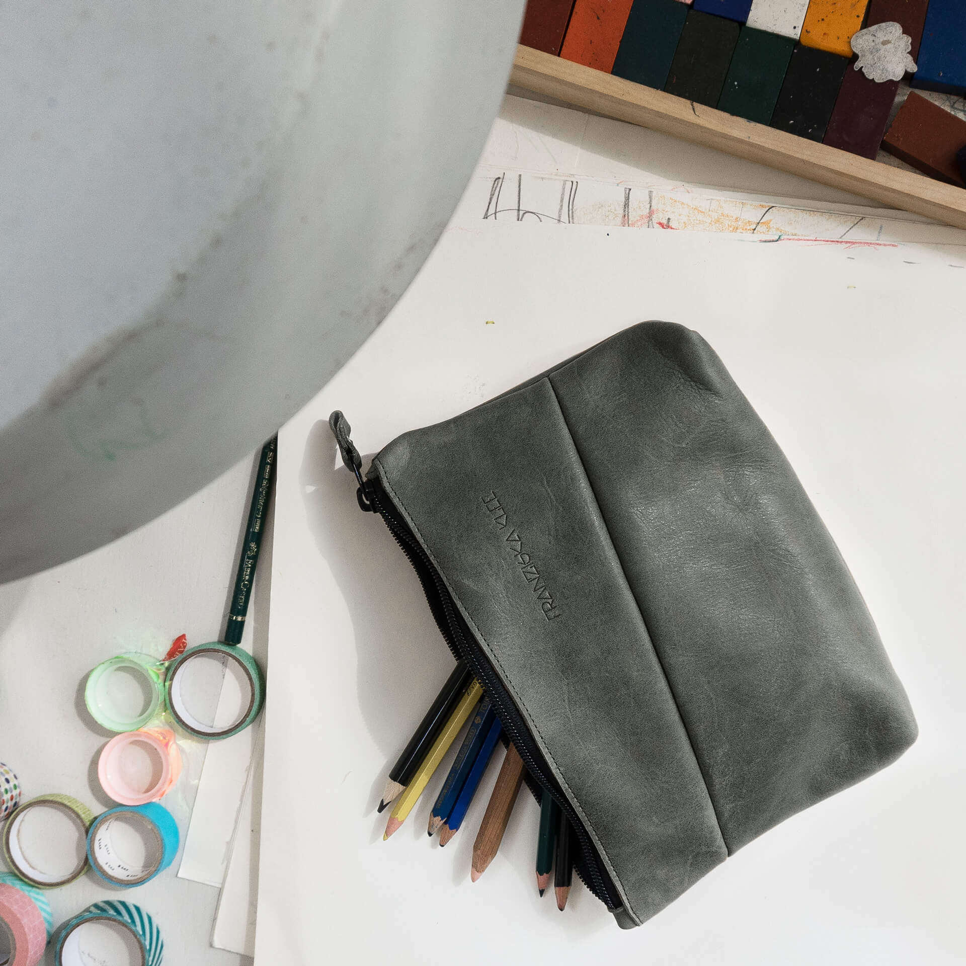 Utensilientasche Pouch FRA aus nachhaltigem Naturleder in Steingrau für Stifte und Bastelzubehör