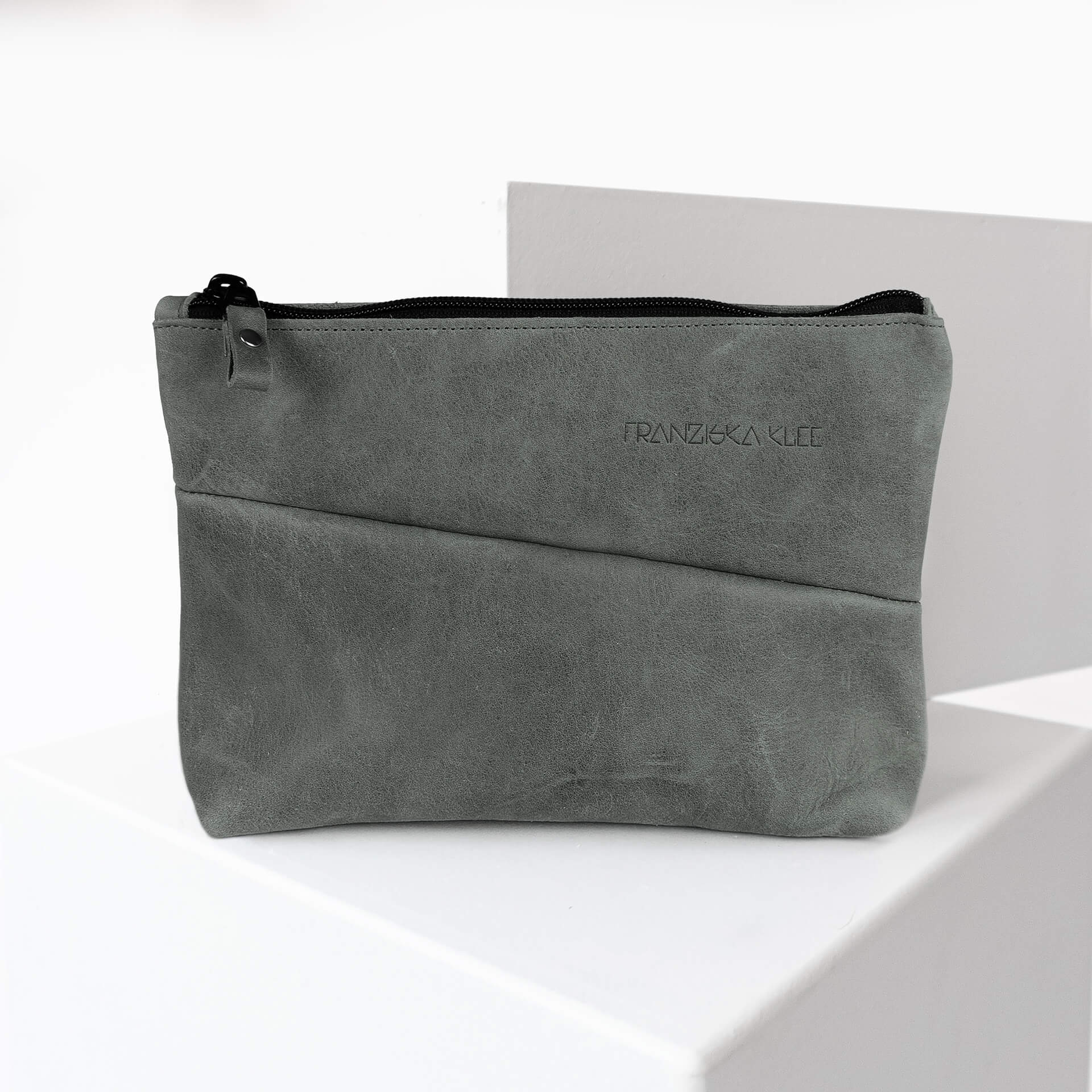 Kosmetiktasche Pouch FRA aus nachhaltigem Naturleder in Steingrau von vorn
