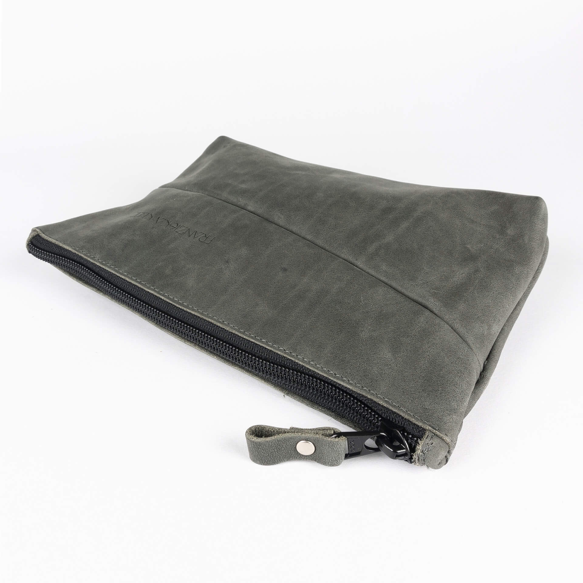 Kosmetiktasche Pouch FRA aus nachhaltigem Naturleder in Steingrau Detailansicht Reißverschluss