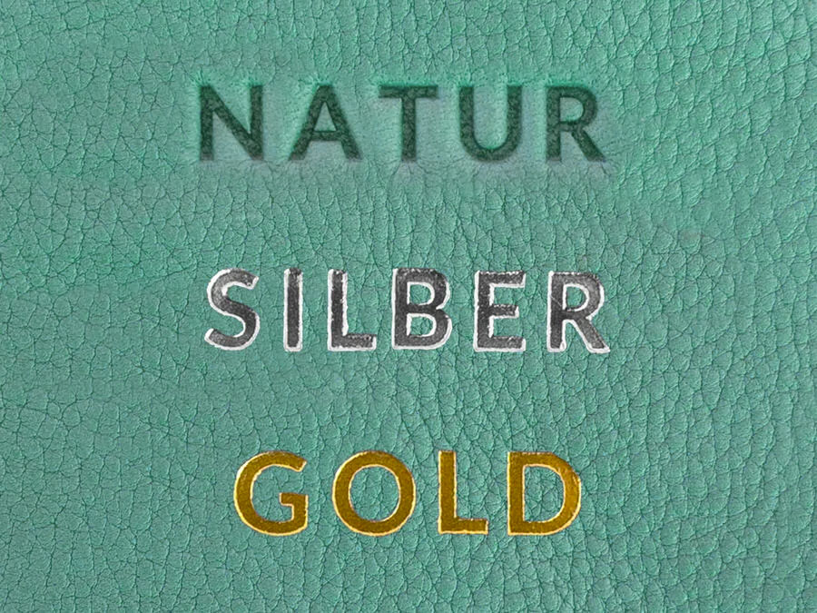 Beispiel wie eine Prägung auf beigefarbenen Leder aussieht