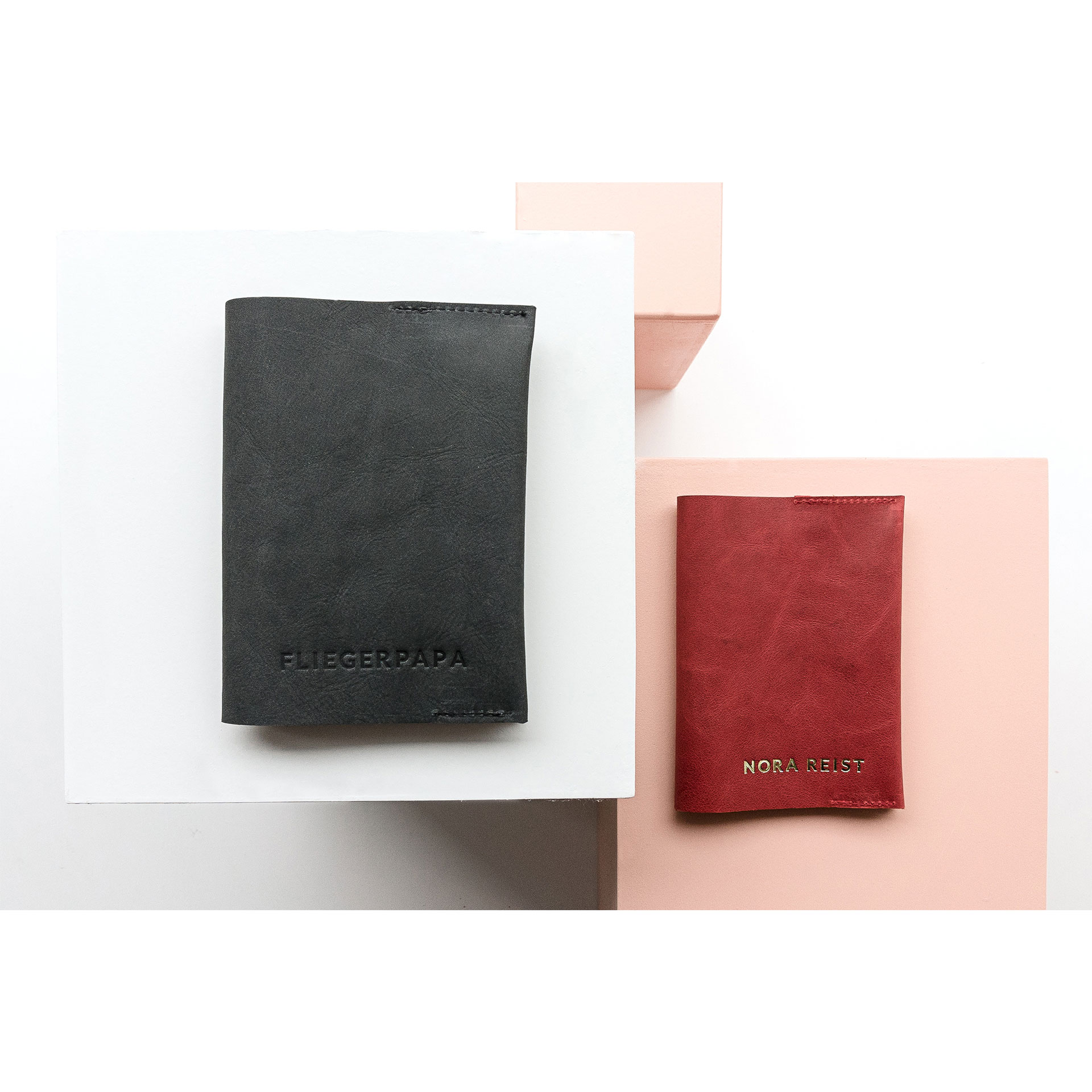 Mood Shot Reisepasshülle EVE aus nachhaltigem Naturleder in Kohle und Rot mit individuellen Prägungen in Natur und Gold