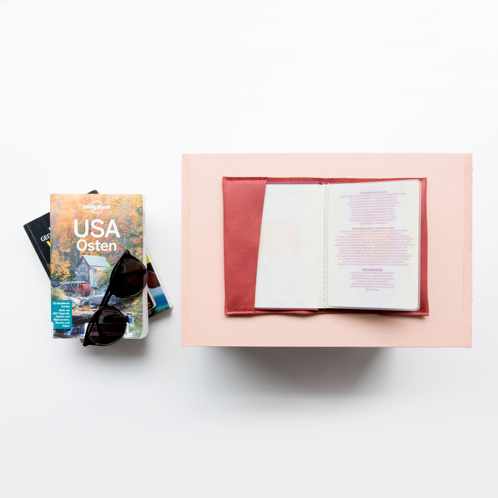 Mood Shot Reisepasshülle EVE aus nachhaltigem Naturleder in Rot aufgeklappt