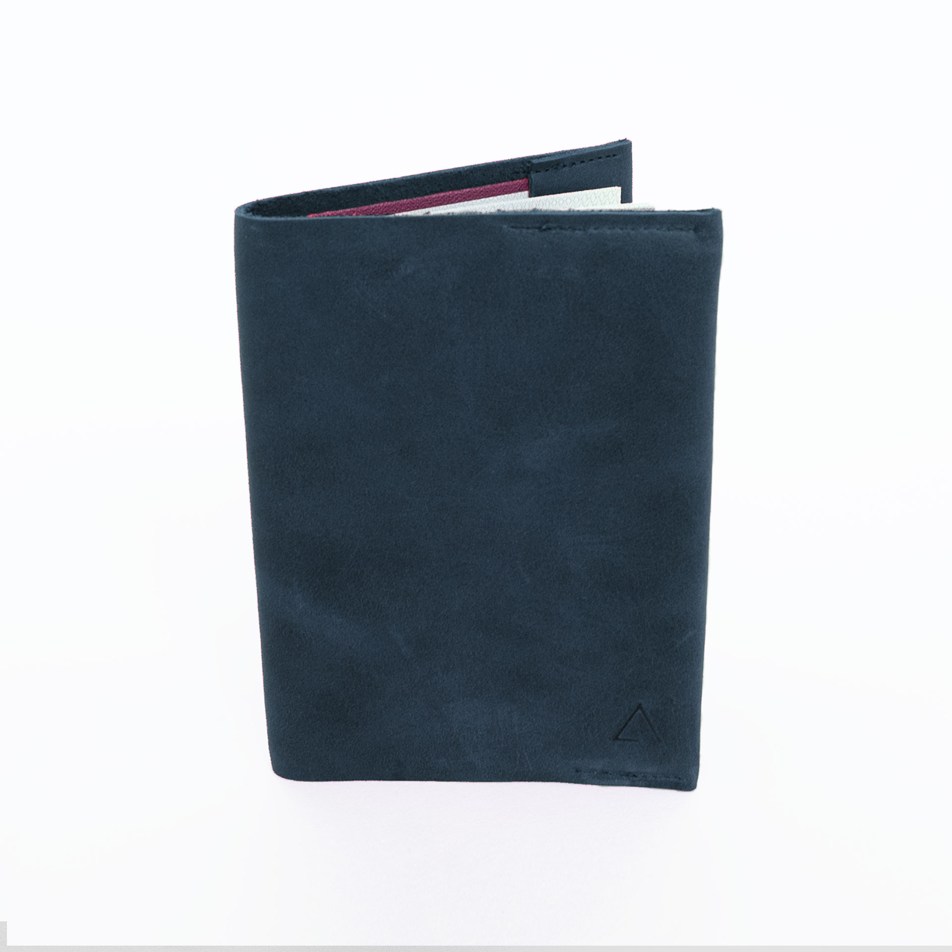 Vorderseite der Reisepasshülle EVE aus nachhaltigem Naturleder in Dunkelblau mit schlichter Logoprägung