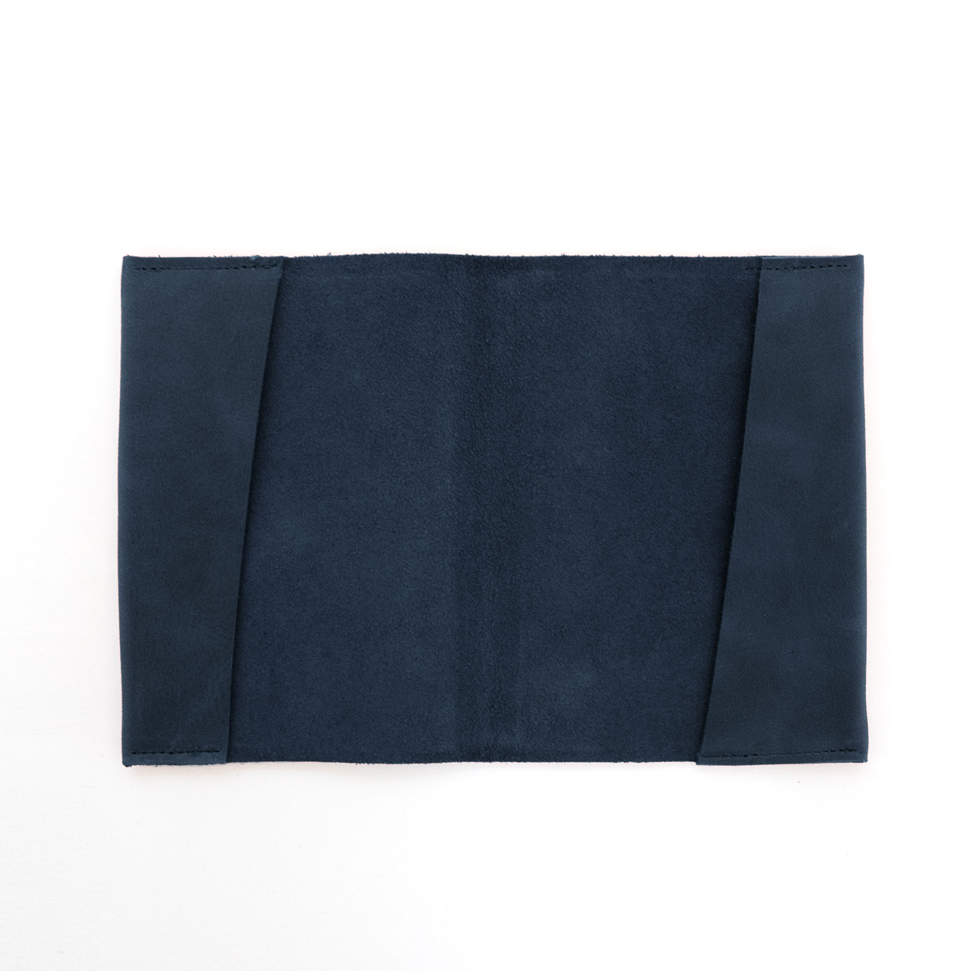 Innenansicht der Reisepasshülle EVE aus nachhaltigem Naturleder in Dunkelblau