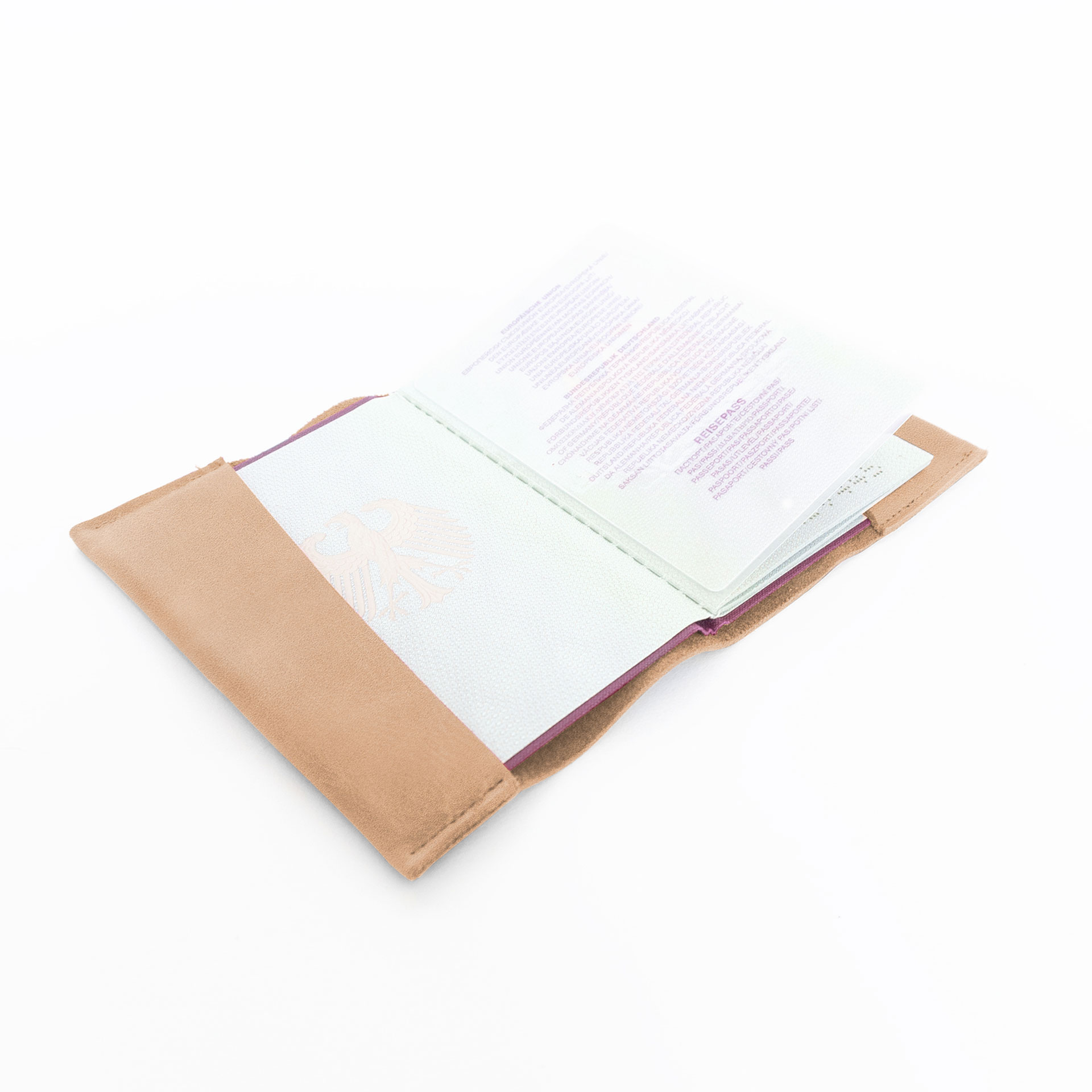 Reisepasshülle EVE aus nachhaltigem Naturleder in Hellbraun aufgeklappt mit Reisepass