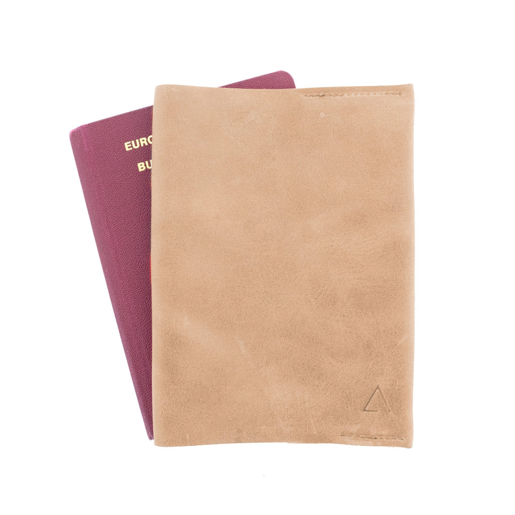 Reisepasshülle EVE aus nachhaltigem Naturleder in Hellbraun mit schlichter Logoprägung und Reisepass