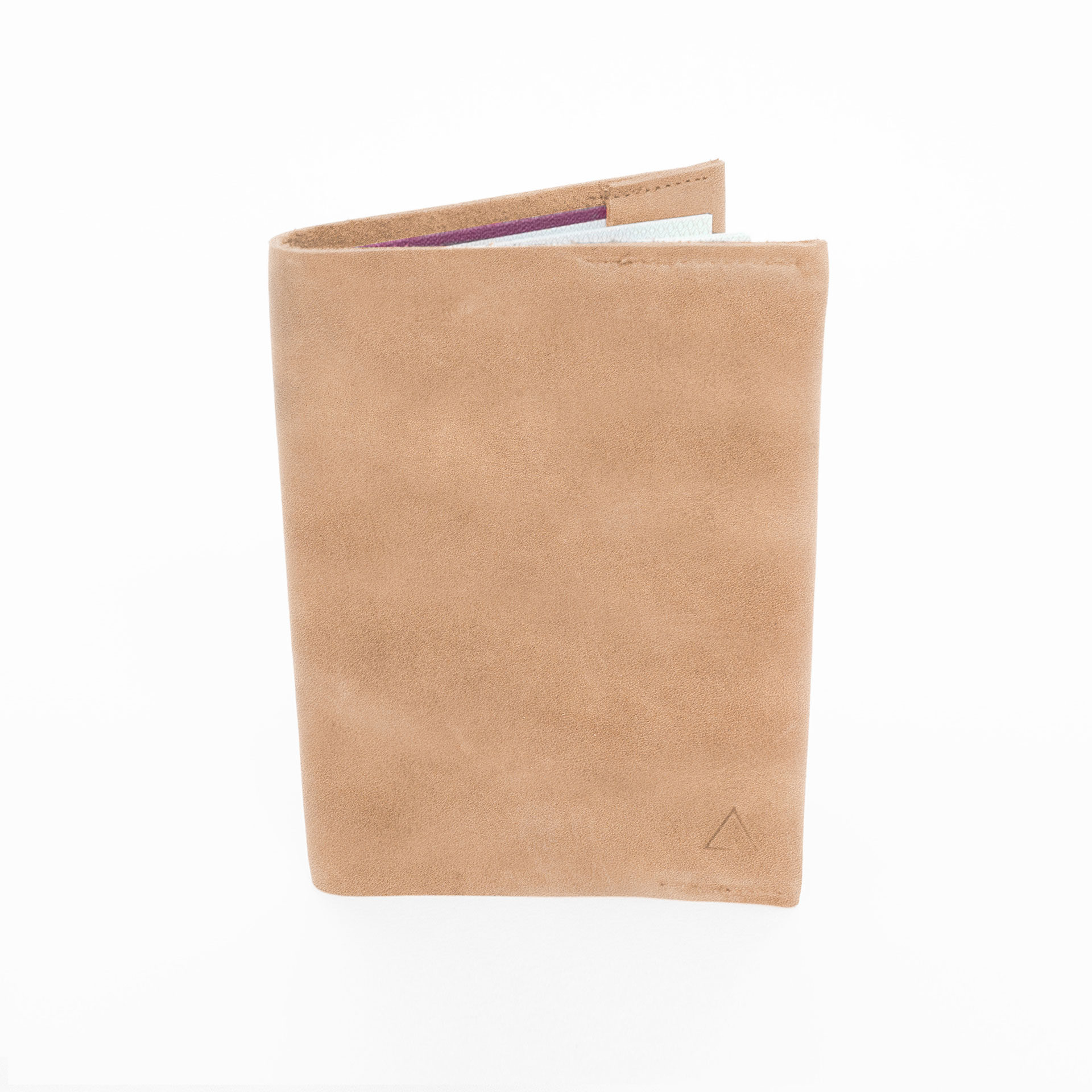 Vorderseite der Reisepasshülle EVE aus nachhaltigem Naturleder in Hellbraun mit schlichter Logoprägung