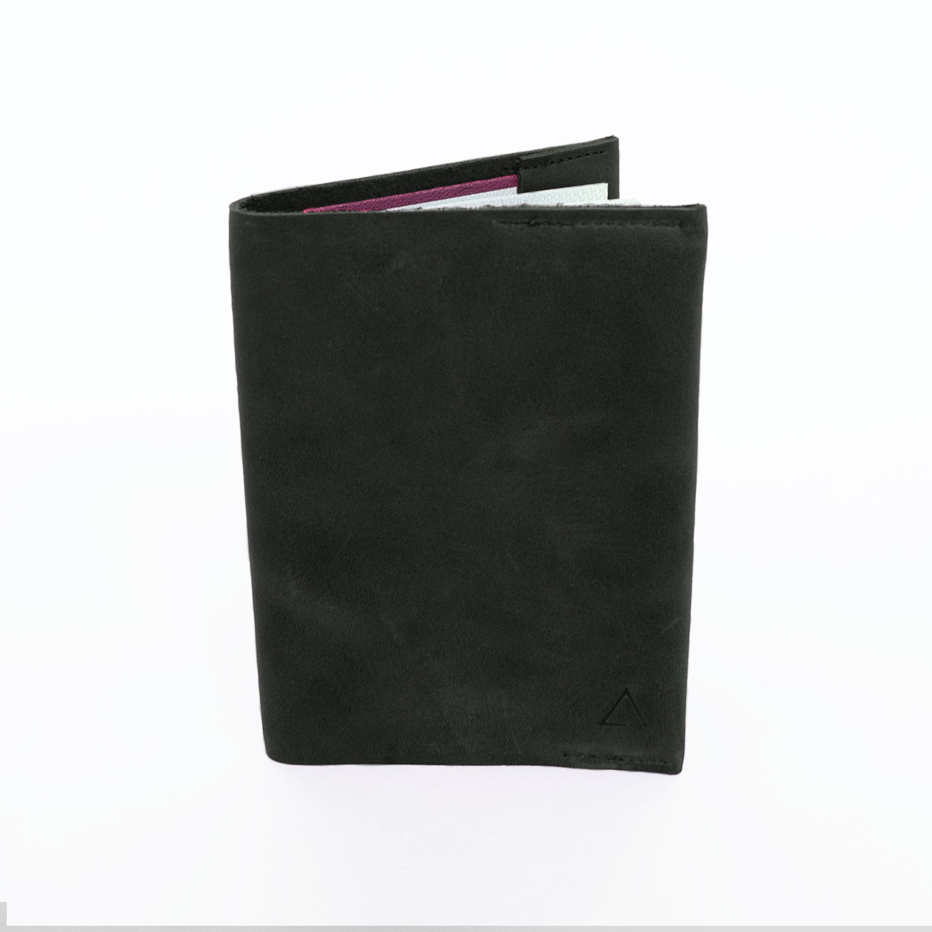 Vorderseite der Reisepasshülle EVE aus nachhaltigem Naturleder in Kohle mit schlichter Logoprägung