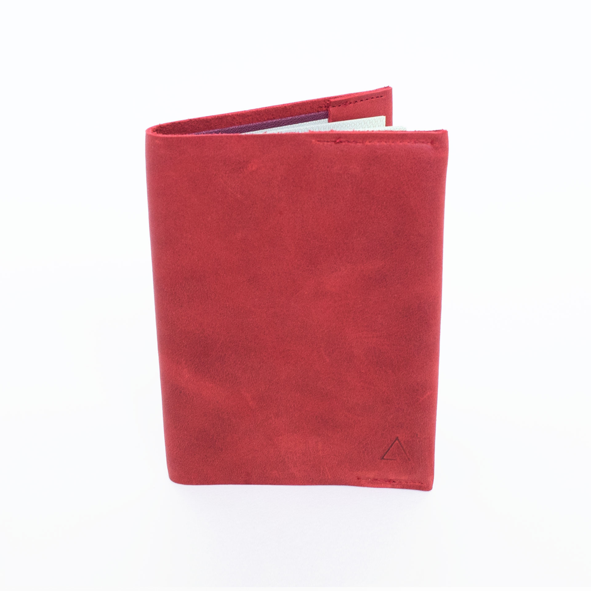 Vorderseite der Reisepasshülle EVE aus nachhaltigem Naturleder in Rot mit schlichter Logoprägung