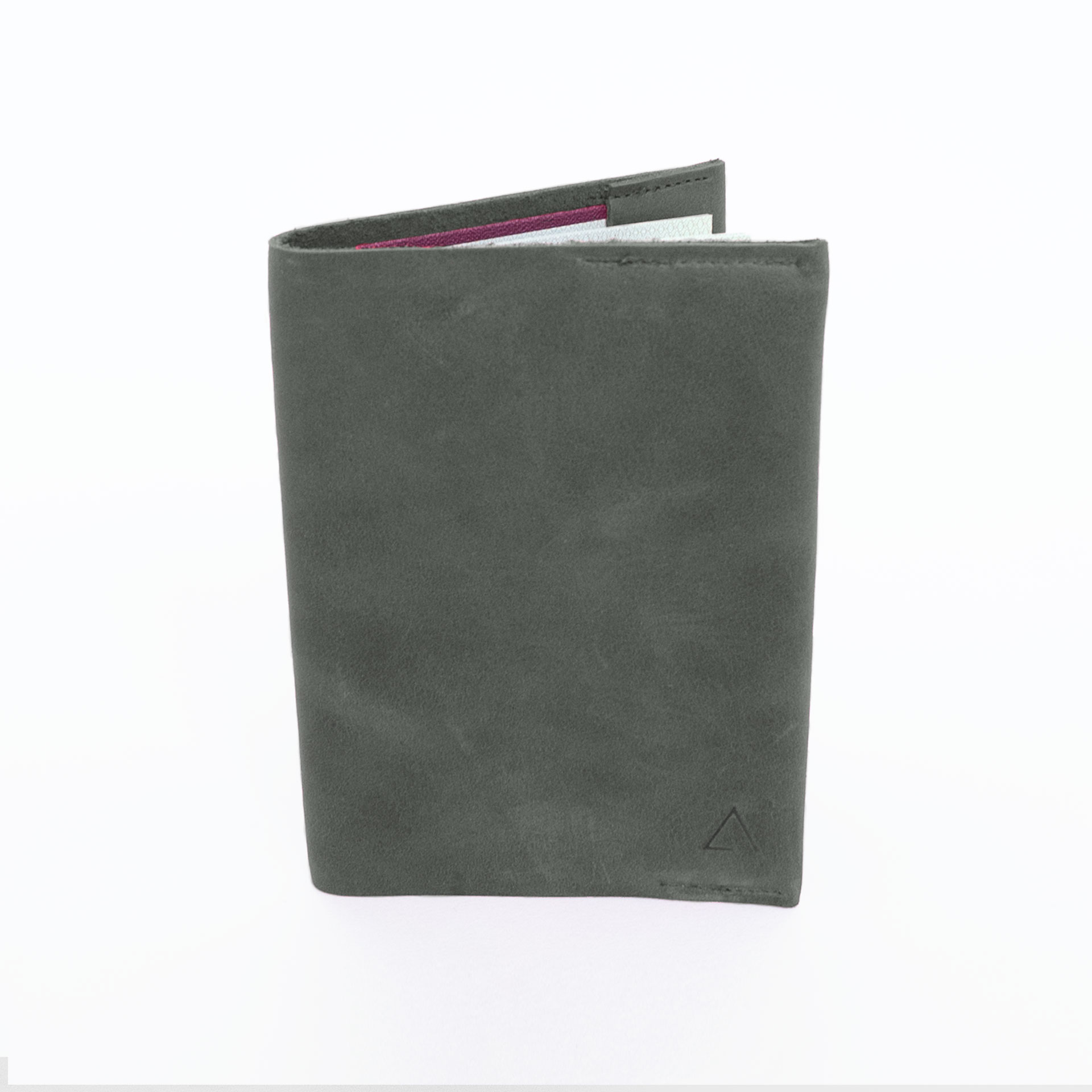 Vorderseite der Reisepasshülle EVE aus nachhaltigem Naturleder in Steingrau mit schlichter Logoprägung