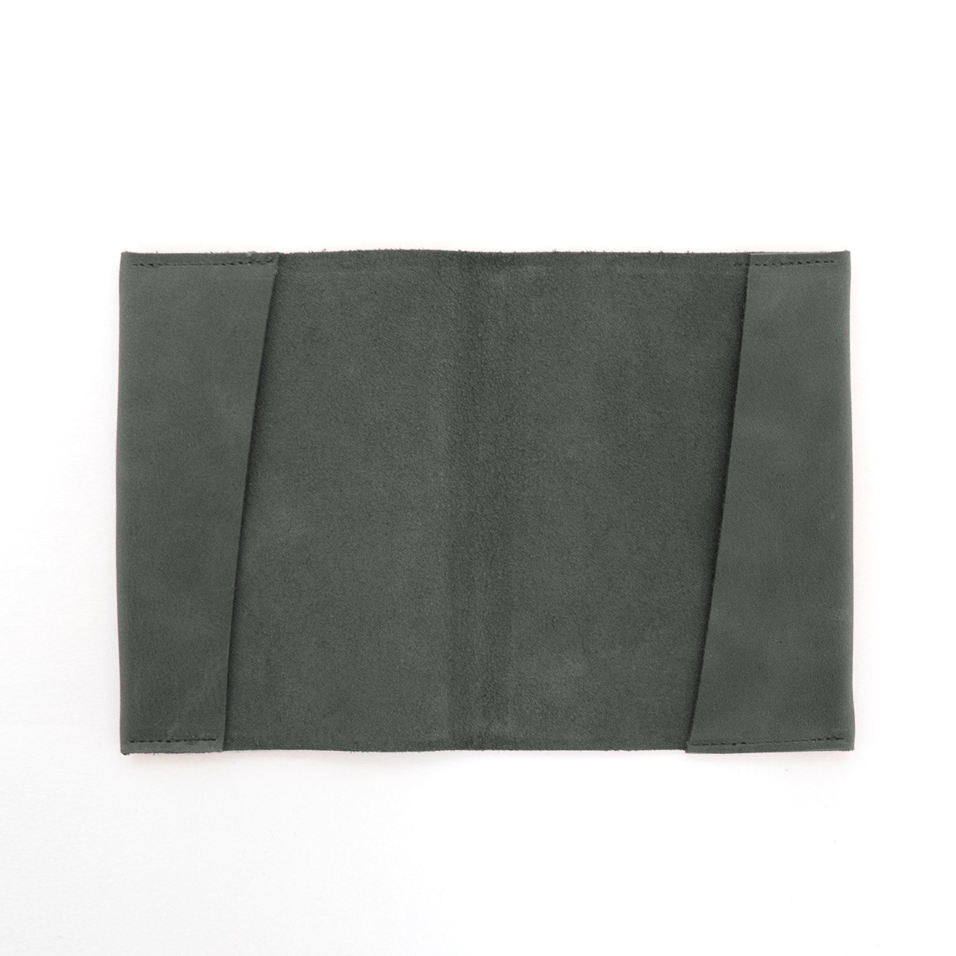 Innenansicht der Reisepasshülle EVE aus nachhaltigem Naturleder in Steingrau