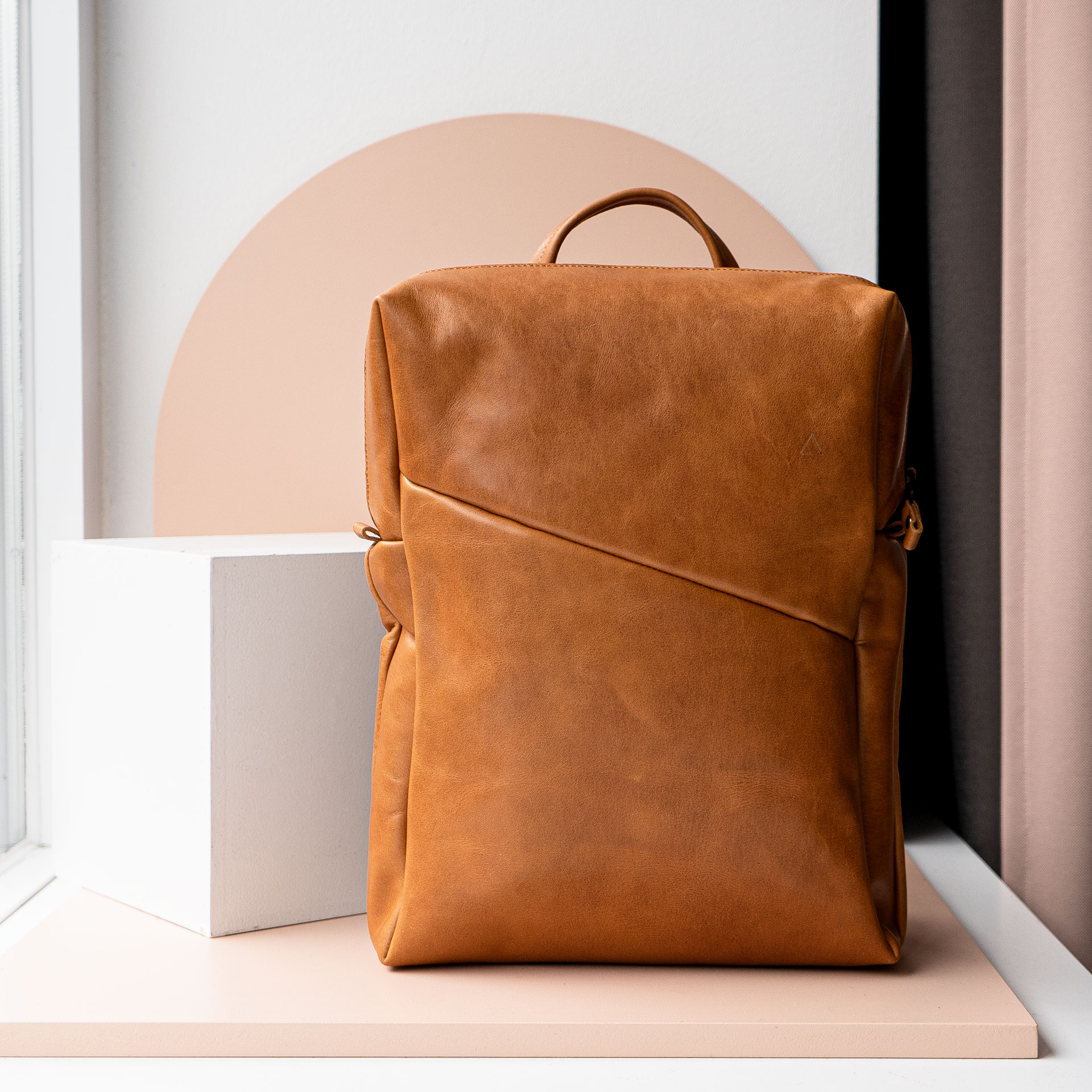 Mood Shot Rucksack NEO Large aus nachhaltigem Naturleder in Cognac geölt mit extra weiter Öffnung