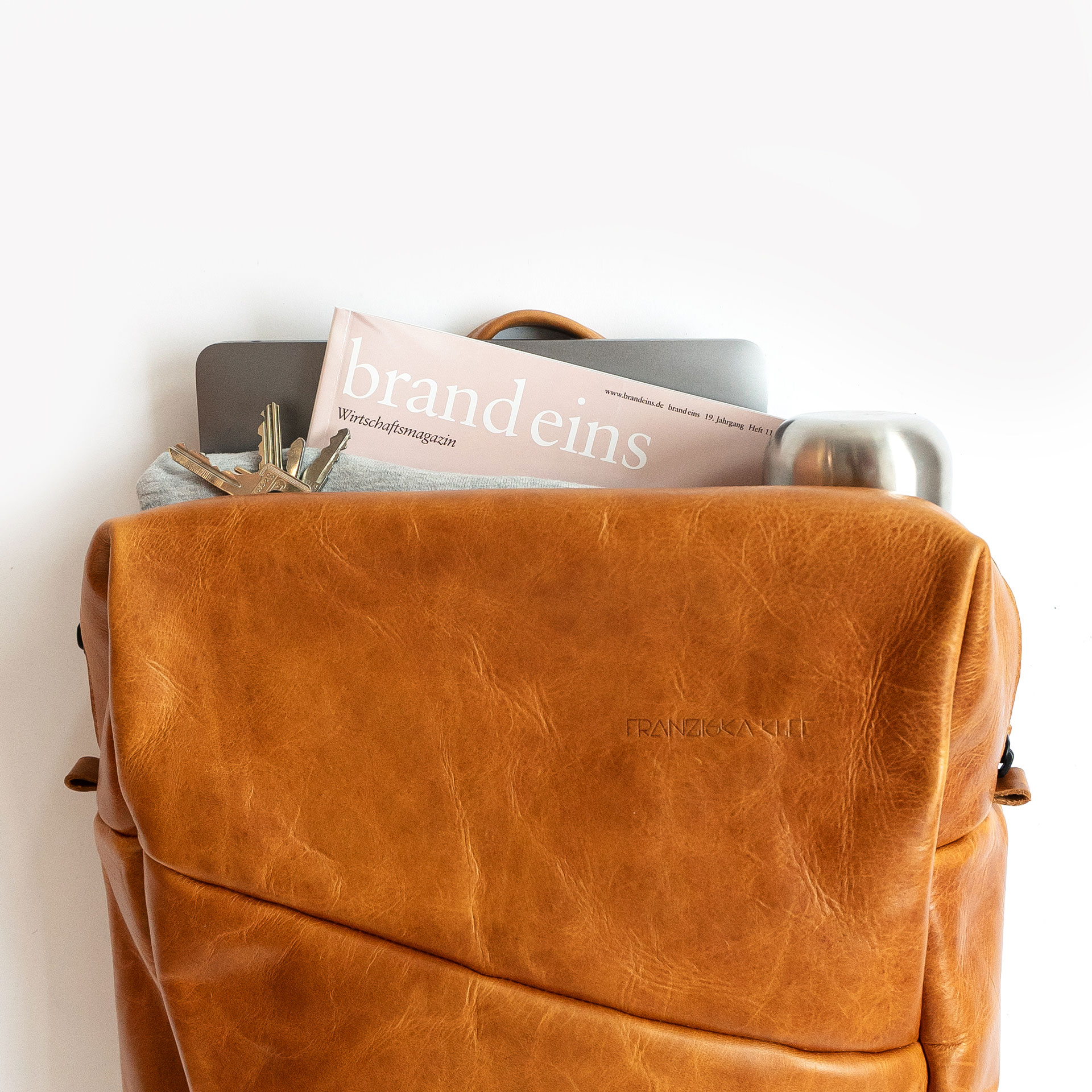 Mood Shot Rucksack NEO LARGE aus Naturleder in Cognac geölt bepackt