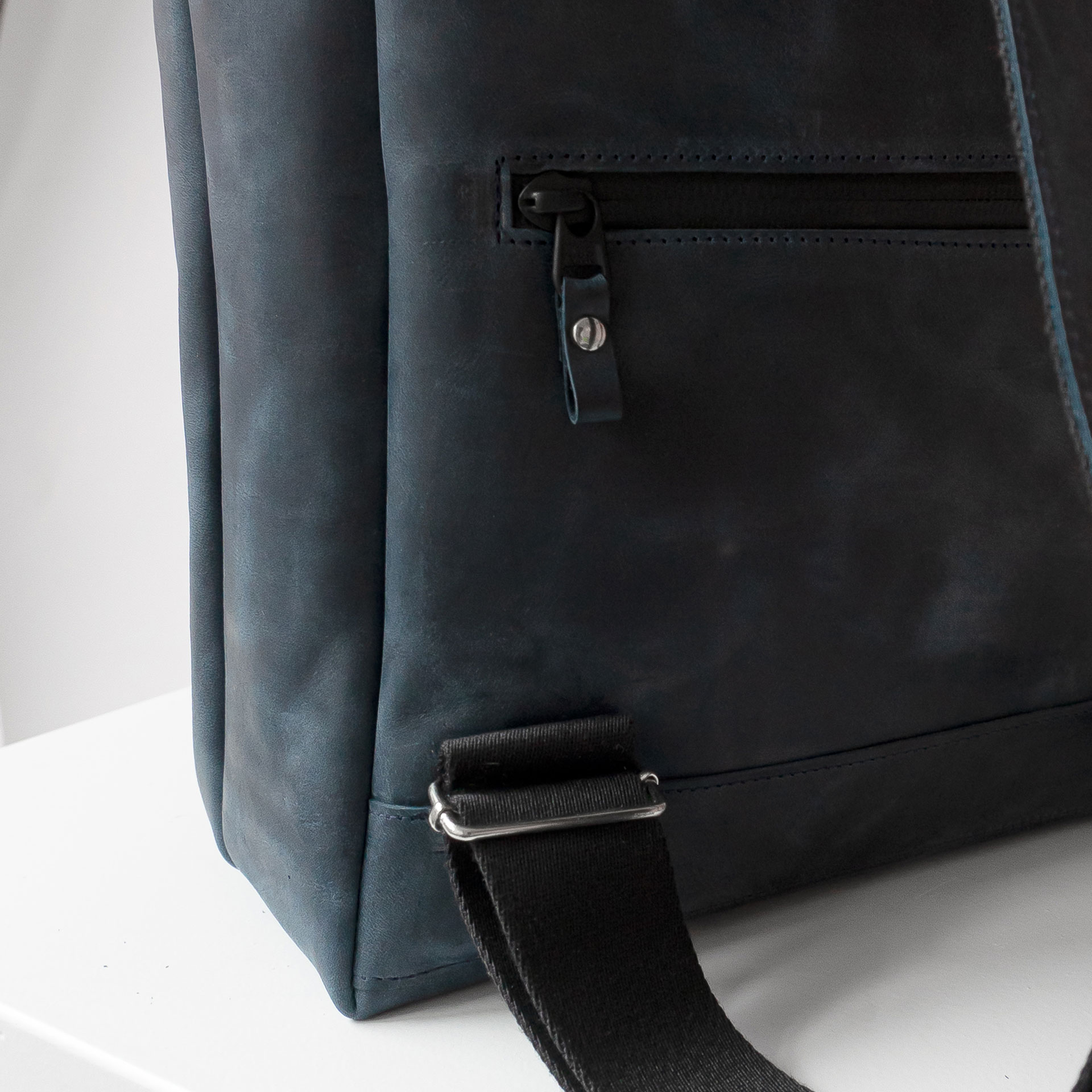 Detailansicht des Extrafachs mit verdecktem Reißverschluss auf Rückseite des Rucksacks NEO LARGE aus Naturleder in Dunkelblau